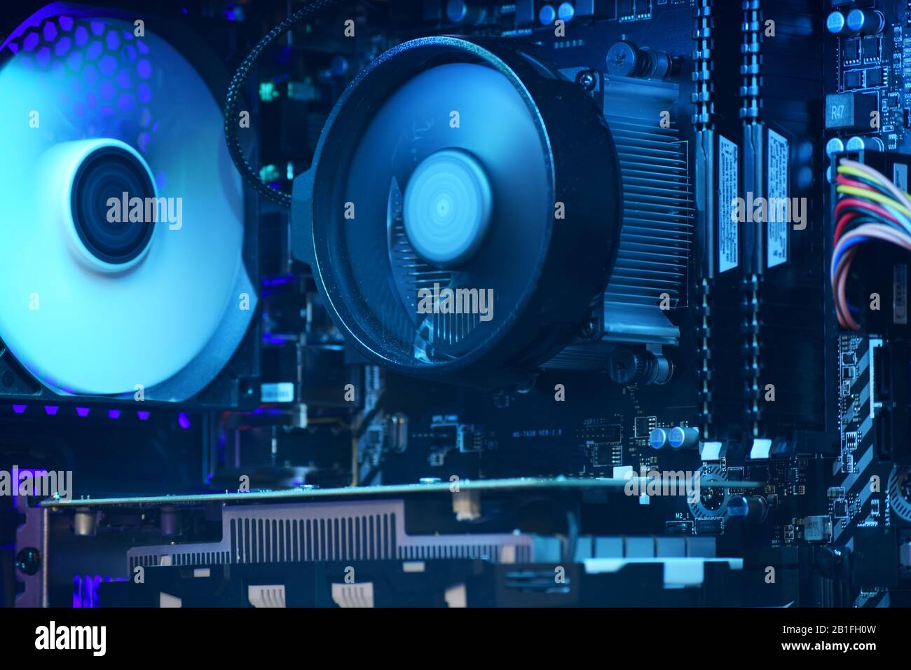 Gaming-Computer-pc-Mainboard mit seinen Komponenten Prozessor, cpu, RAM, Kühlerlüfter und weißen LED-Leuchten Stockfoto