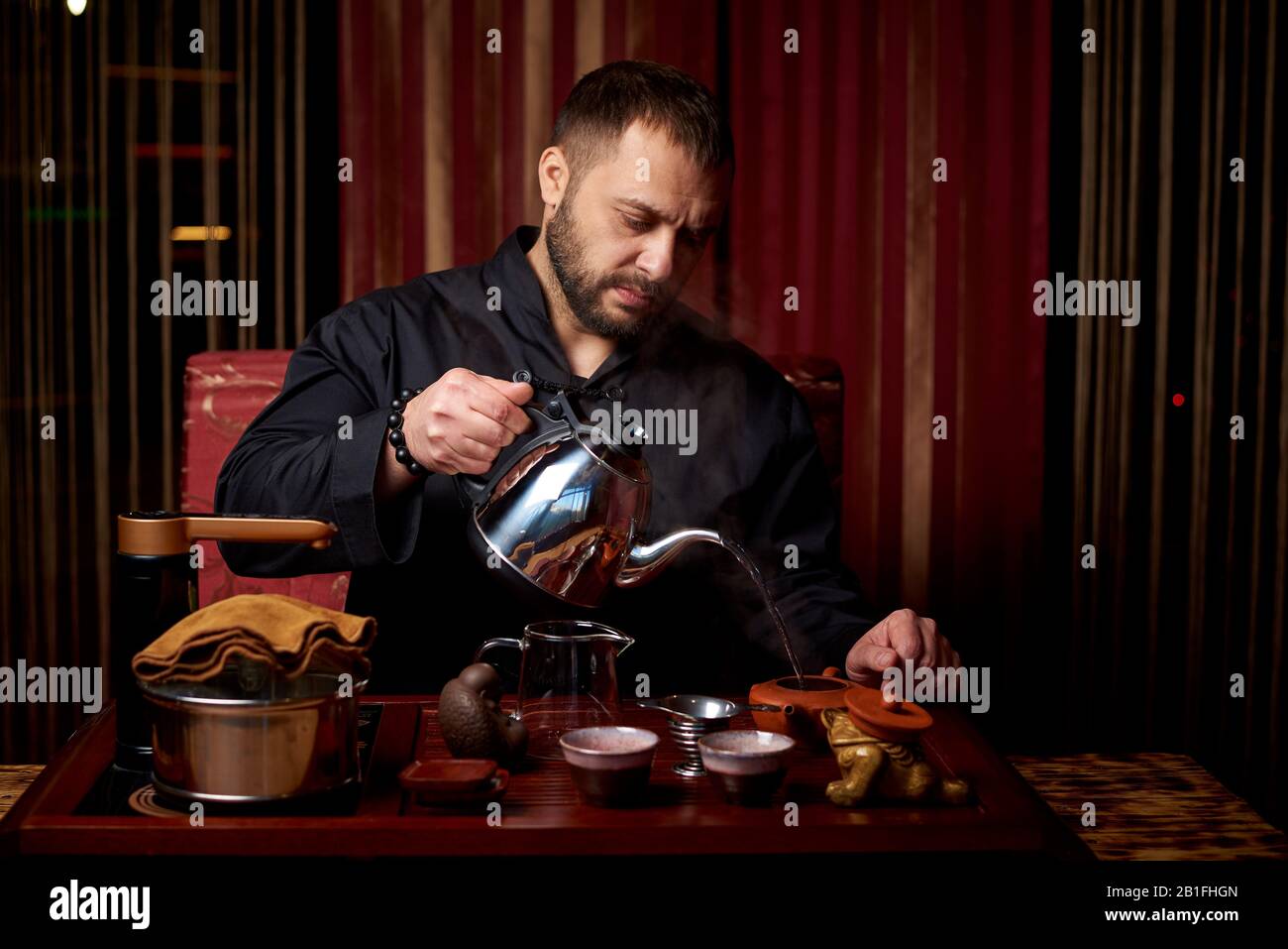 Teezeremonie. Die traditionelle Art der Teezubereitung. Stockfoto