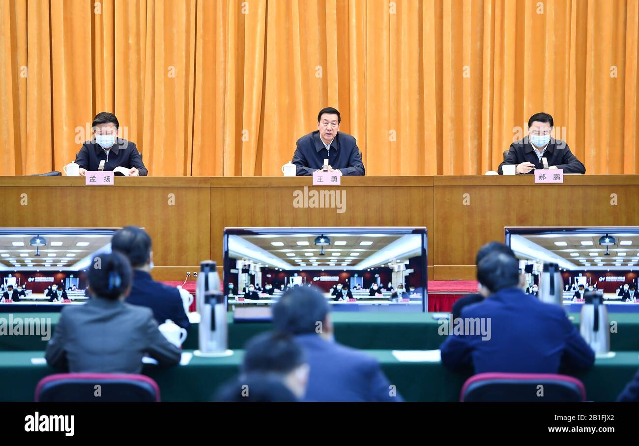 Peking, China. Februar 2020. Der chinesische Staatsrat Wang Yong nimmt an einer Telekonferenz Teil, um die Arbeit zur Koordination der Prävention und Kontrolle der COVID-19 und zur Wiederaufnahme der Produktion von Chinas zentral verwalteten Staatsunternehmen in Peking, der Hauptstadt Chinas, am 25. Februar 2020, voranzutreiben. Credit: Li Xiang/Xinhua/Alamy Live News Stockfoto