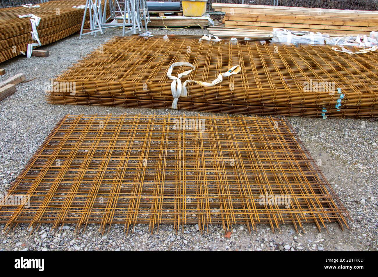 Auf einer Baustelle liegt ein Stapel rostiger brauner Stahlgittermatten Stockfoto