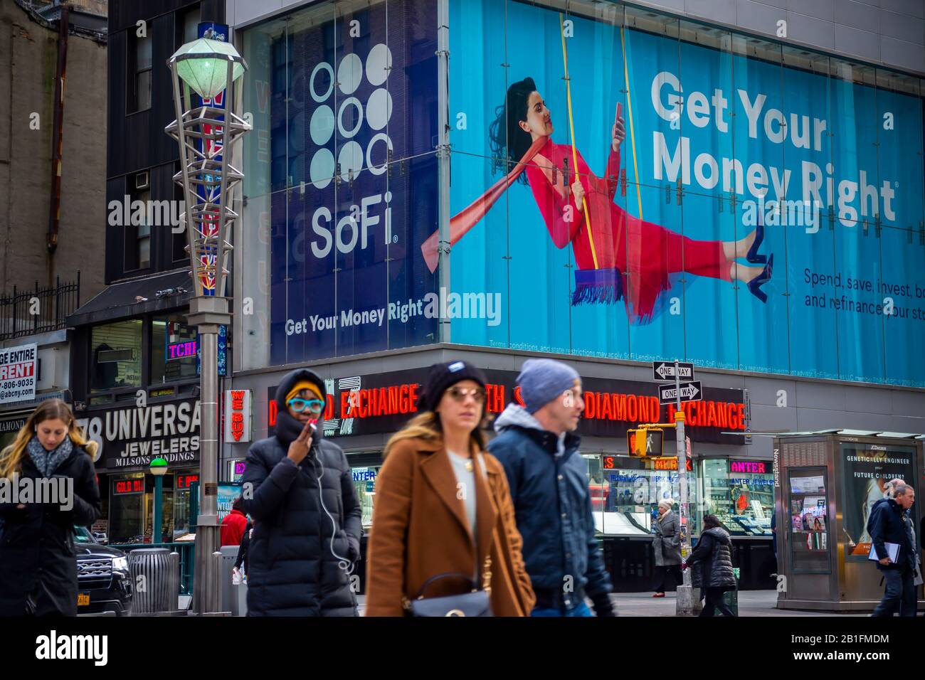 Eine Werbung für SoFi, ein Fintech-Start für die Privatfinanzierung, über einer belebten Kreuzung in New York, fördert die Finanzdienstleistungen, die am Donnerstag, den 20. Februar 2020, zu sehen sind. Das Unternehmen finanziert in erster Linie Studentenkredite. (© Richard B. Levine) Stockfoto