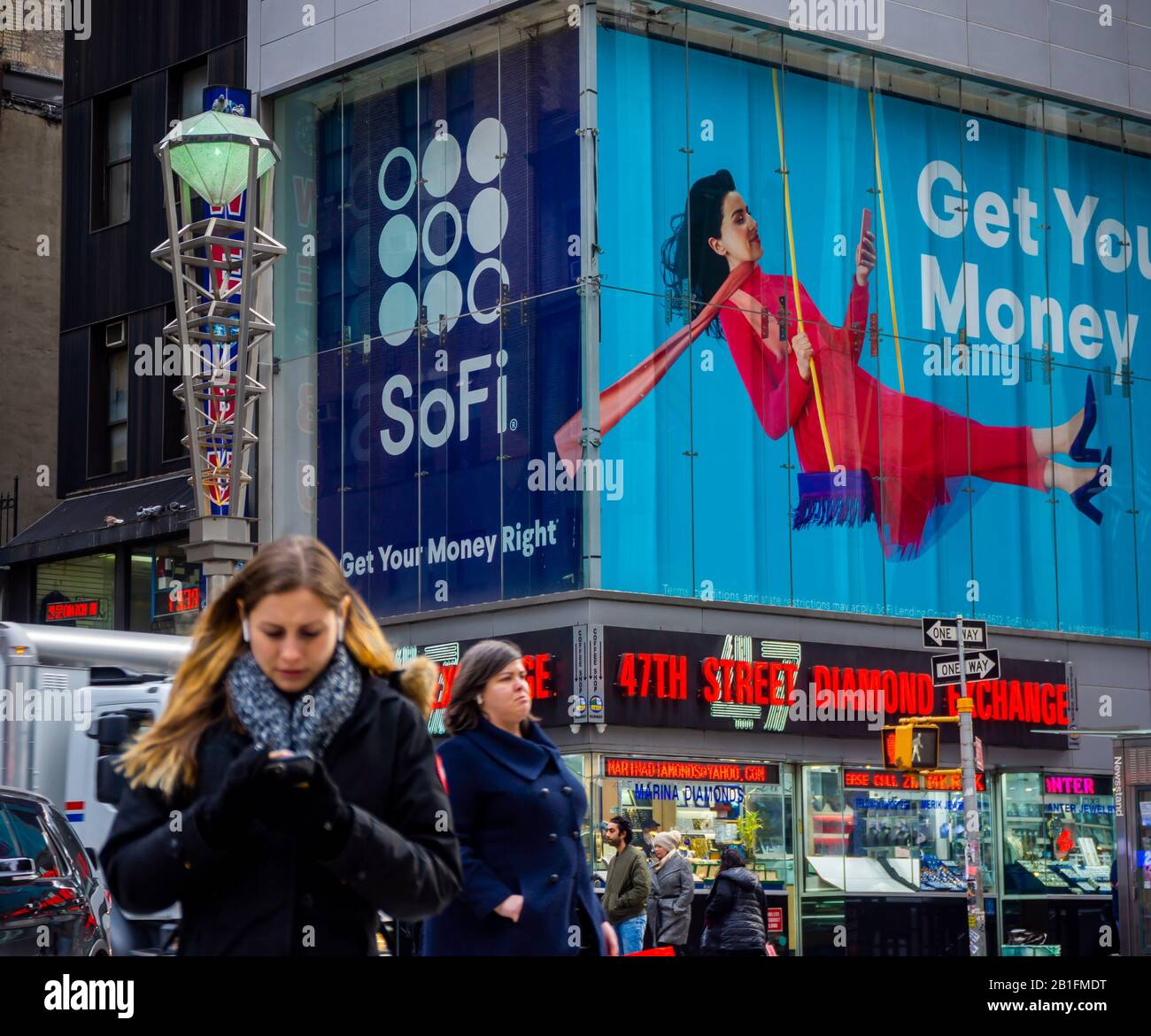 Eine Werbung für SoFi, ein Fintech-Start für die Privatfinanzierung, über einer belebten Kreuzung in New York, fördert die Finanzdienstleistungen, die am Donnerstag, den 20. Februar 2020, zu sehen sind. Das Unternehmen finanziert in erster Linie Studentenkredite. (© Richard B. Levine) Stockfoto