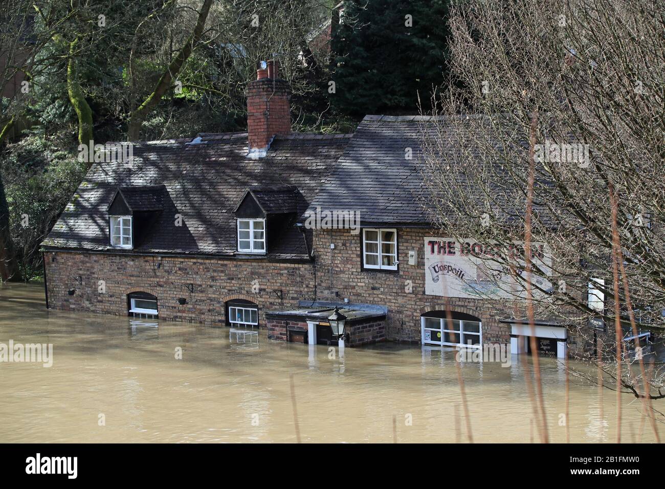 Das Boat Inn in Jackfield in der Nähe von Ironbridge, Shropshire, Floodwaters hat die höchsten Speicherebenen erreicht, da der River Severn weiterhin hoch ist, mit Warnungen vor weiteren Überschwemmungen über Großbritannien. Siehe PA Story WETTERSTURM. Der Fotokredit sollte lauten: Nick Potts/PA Wire Stockfoto