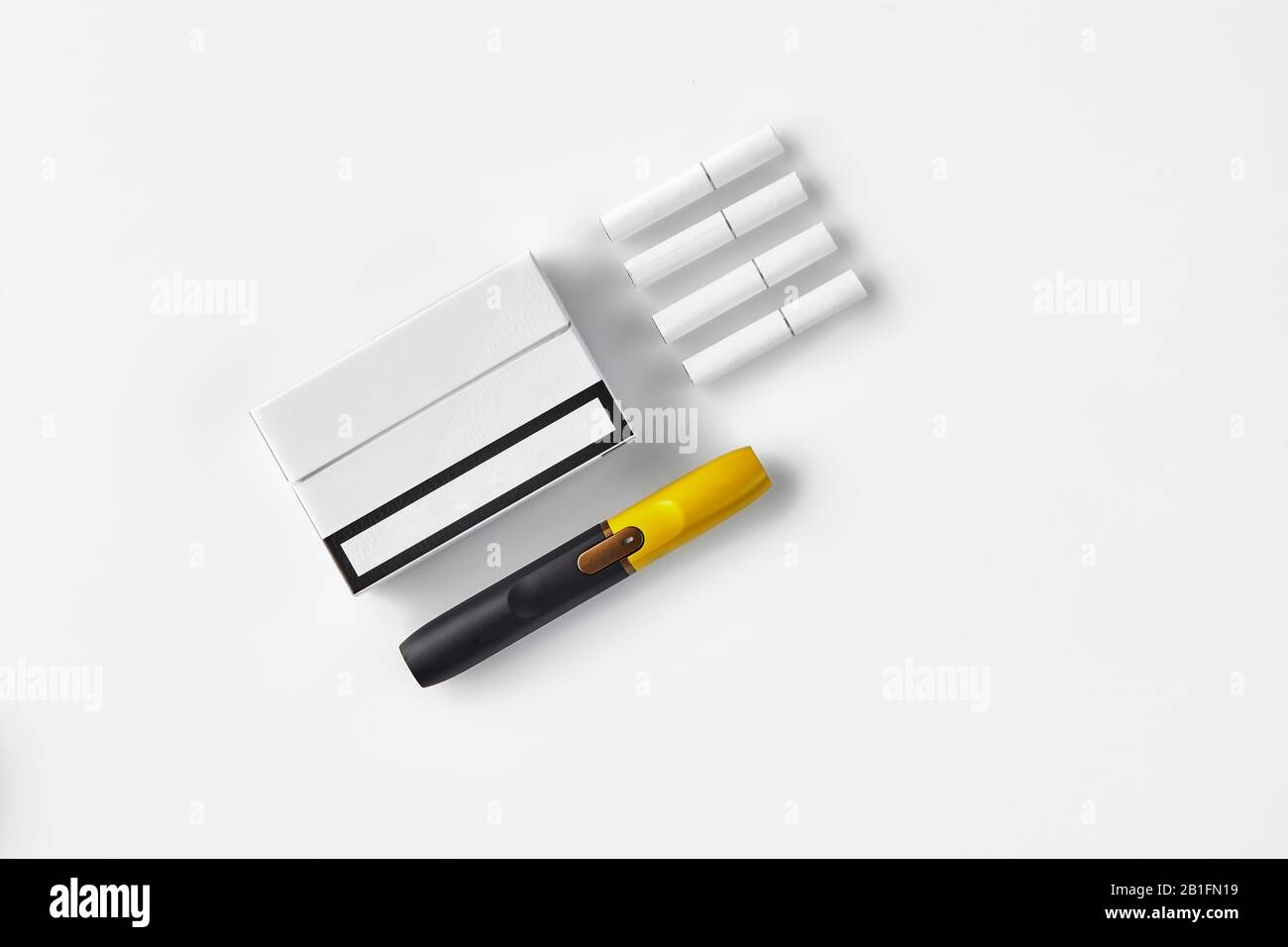 Schwarze und gelbe E-Zigarette der neuen Generation, eine Packung und vier  Heatsticks, isoliert auf Wei. Alternative Technologie. Heizung Tabaksystem  Stockfotografie - Alamy