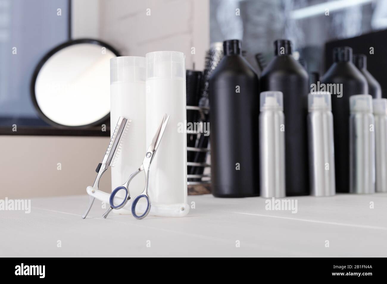 Friseur friseur Arbeitsplatz. Professionelle Werkzeuge im Arbeitsbereich. Friseur Ausstattung auf dem Tisch im Beauty Salon: Schere, Shampoo, Kamm. Stockfoto