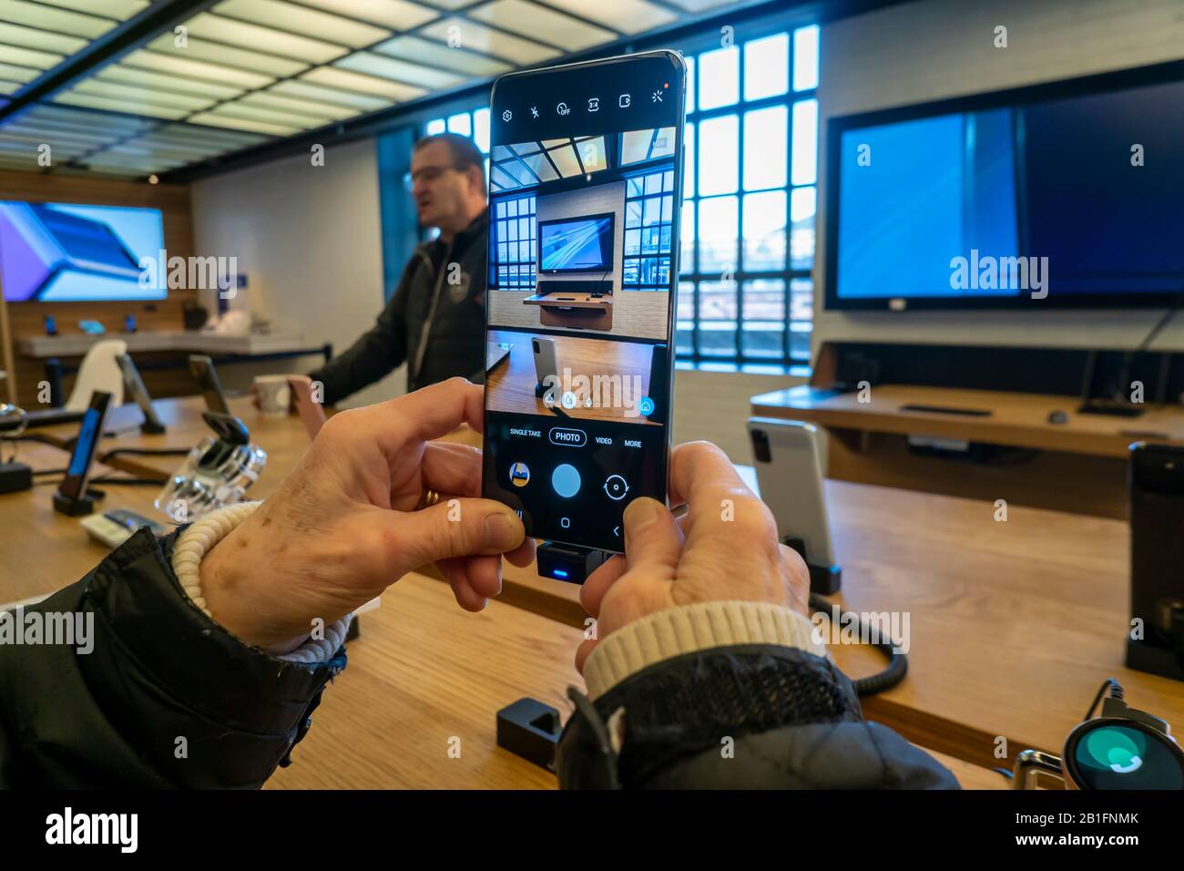 Besucher des Showrooms Samsung 837 im Meatpacking District in New York bewundern das Samsung Galaxy S20 Smartphone am Samstag, 22. Februar 2020. (© Richard B. Levine) Stockfoto