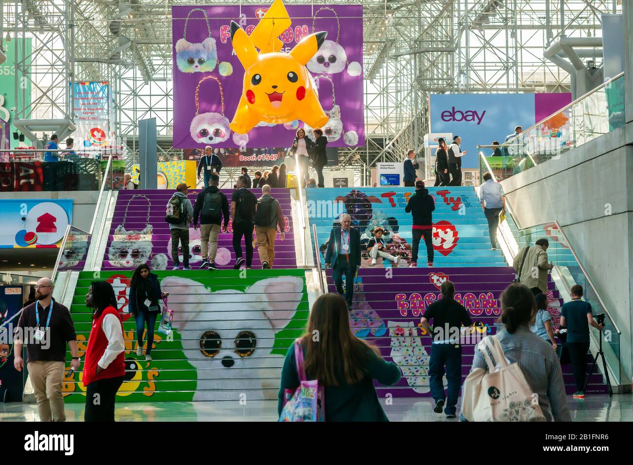 Pokémon aufblasbare Herren über die Lobby auf der117th North American International Toy Fair im Jacob Javits Convention Center in New York am Sonntag, 23. Februar 2020. Die viertägige Messe mit über 1000 Ausstellern verbindet Käufer und Verkäufer und zieht Zehntausende von Teilnehmern an. Allein in den USA erwirtschaftet die Spielwarenindustrie über 26 Milliarden Dollar und die Toy Fair ist die größte Spielzeugmesse der westlichen Hemisphäre. (© Richard B. Levine) Stockfoto