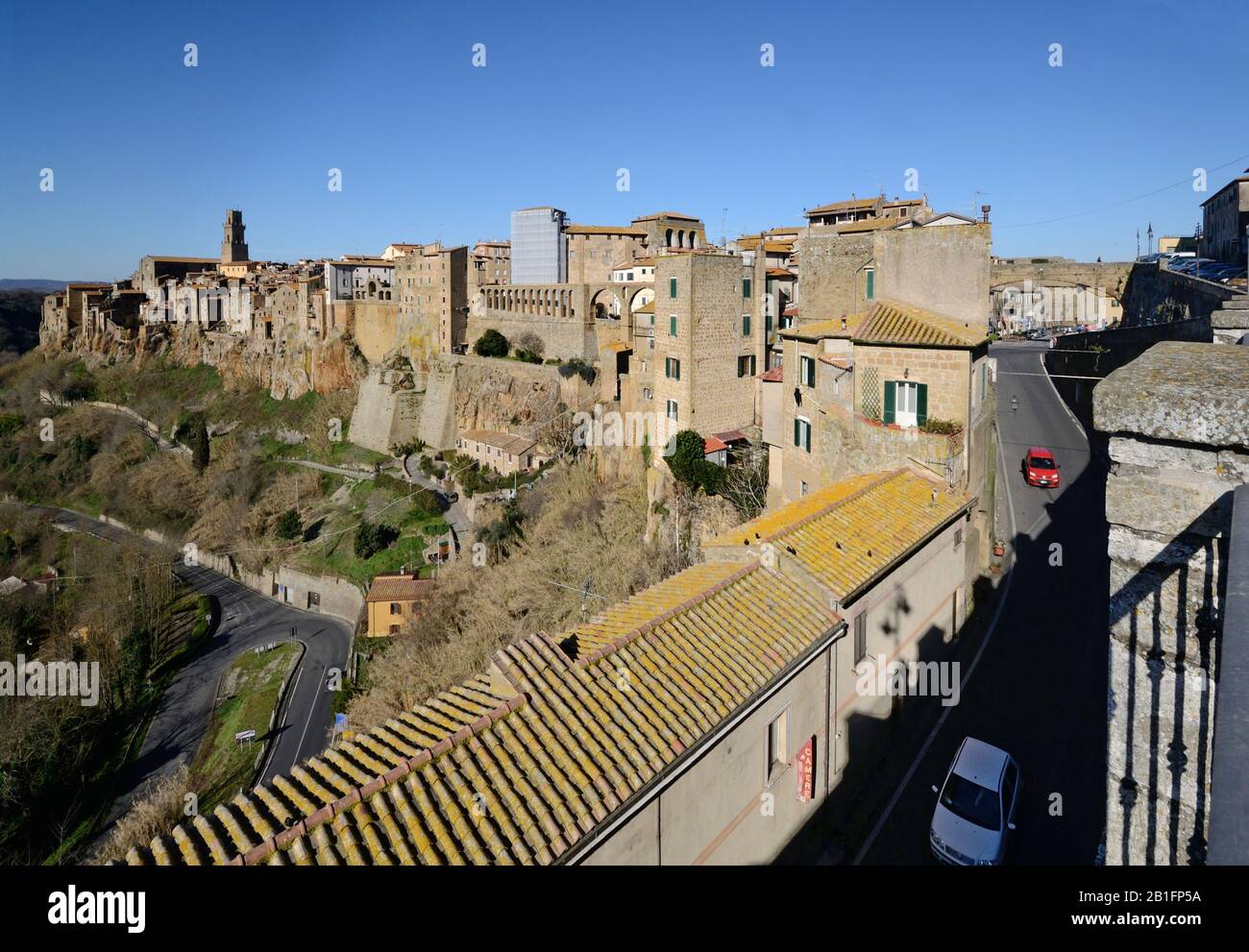 Panoramablick auf die mittelalterliche Stadt Pitigliano in der Toskana, Italien. Stockfoto