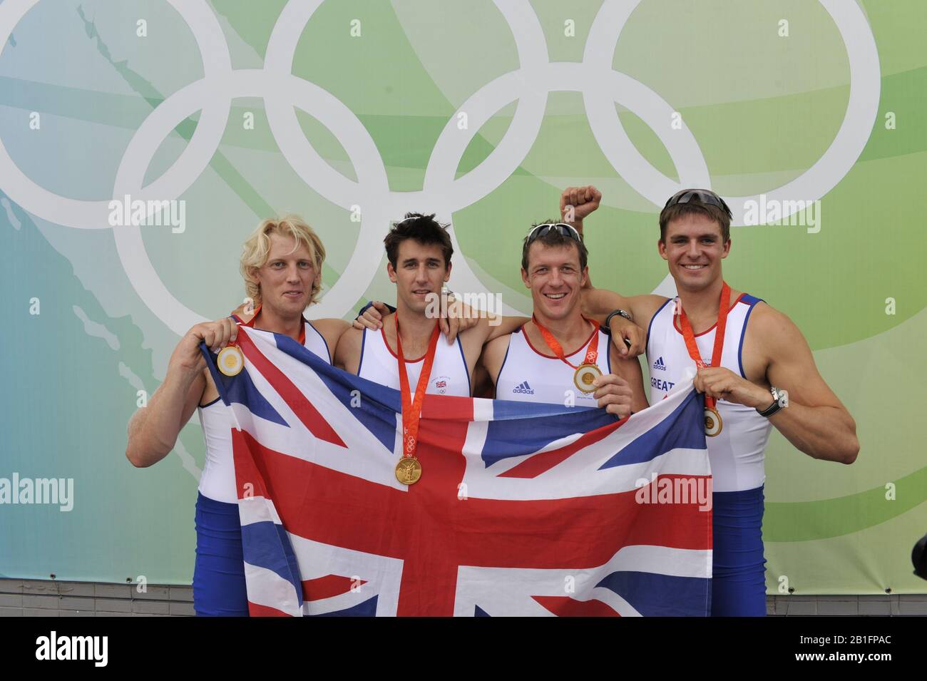 Shunyi, CHINA. Goldmedaillengewinner, GBR M4-, Tom JAMES, Steve WILLIAMS, Peter REED und Andy TRIGGS HODGE, auf dem Preisdock, bei der olympischen Regatta 2008, Shunyi Rowing Course. Sa, 16.08.2008. [Pflichtgutschrift: Peter SPURRIER, Intersport Images Stockfoto