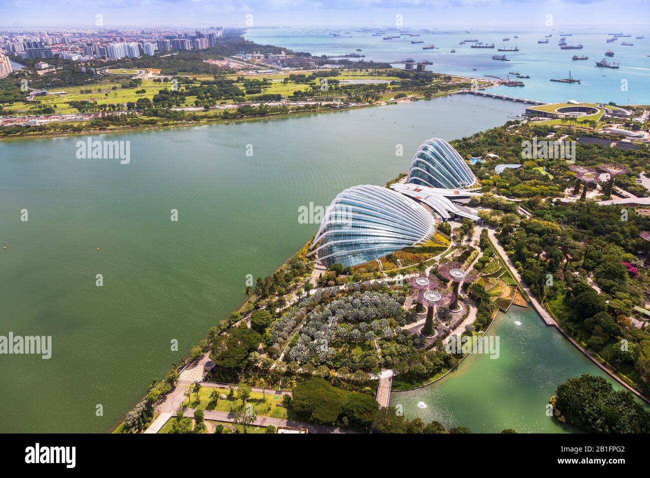 Blick auf die Gärten an der Bucht, mit Blick auf den Supertree Grove und die gekühlten Wintergärten, Singapur, Asien Stockfoto