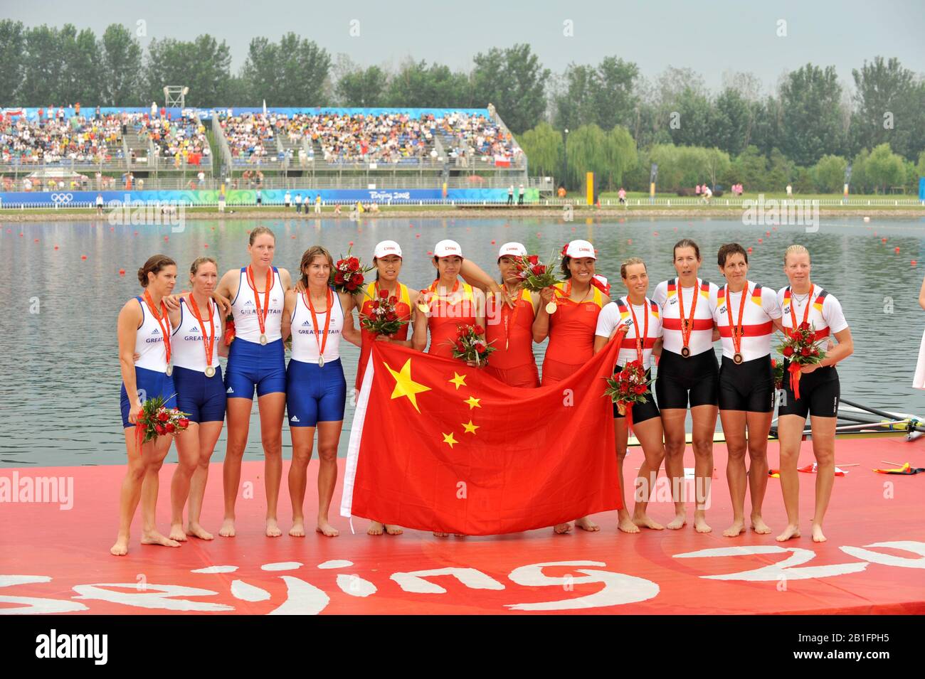 Shunyi, CHINA. Medaillenpräsentation. Olympische Regatta 2008, Schunyi Ruder-Kurs. So 17.08.2008. [Obligatorische Gutschrift: Peter SPURRIER, Intersport Images. Center; Goldmedaillengewinner CHN W4X links nach rechts bin Tang, Jin Ziwei, Aihua Xi, Yangyang Zhang) Links; Silbermedaillengewinner GBR W4X Annie VERNON, Debbie FLOOD, Frances GHTON und Katerine GRAINGER rechts; Bronzemedaillengewinnerin GER W4X von links nach rechts Britta Oppelt, Manuela Lutze, Kathrin Boron, Stephanie Schillers) Stockfoto