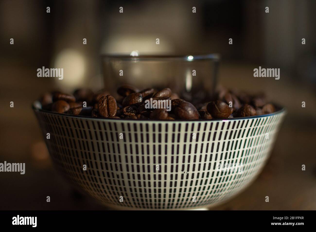 Kaffeebecher gefüllt mit Kaffeebohnen in einem Becher Stockfoto