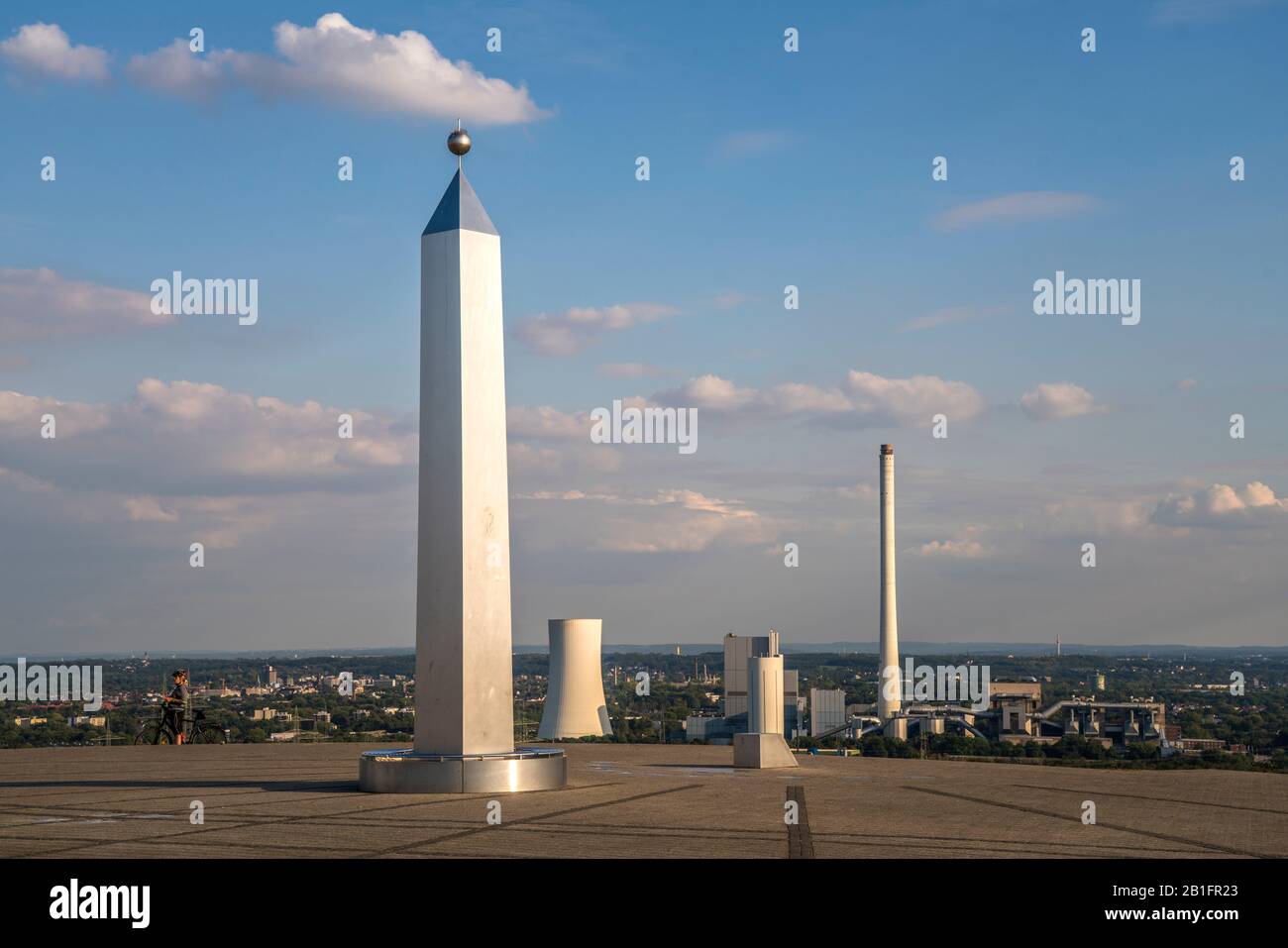 Obelisk und Sonnenuhr auf der Halde Hoheward in Herten, Ruhrgebiet, Nordrhein-Westfalen, Deutschland, Obelisk und Sonnenuhr auf Hoheward verderben Spitze i Stockfoto