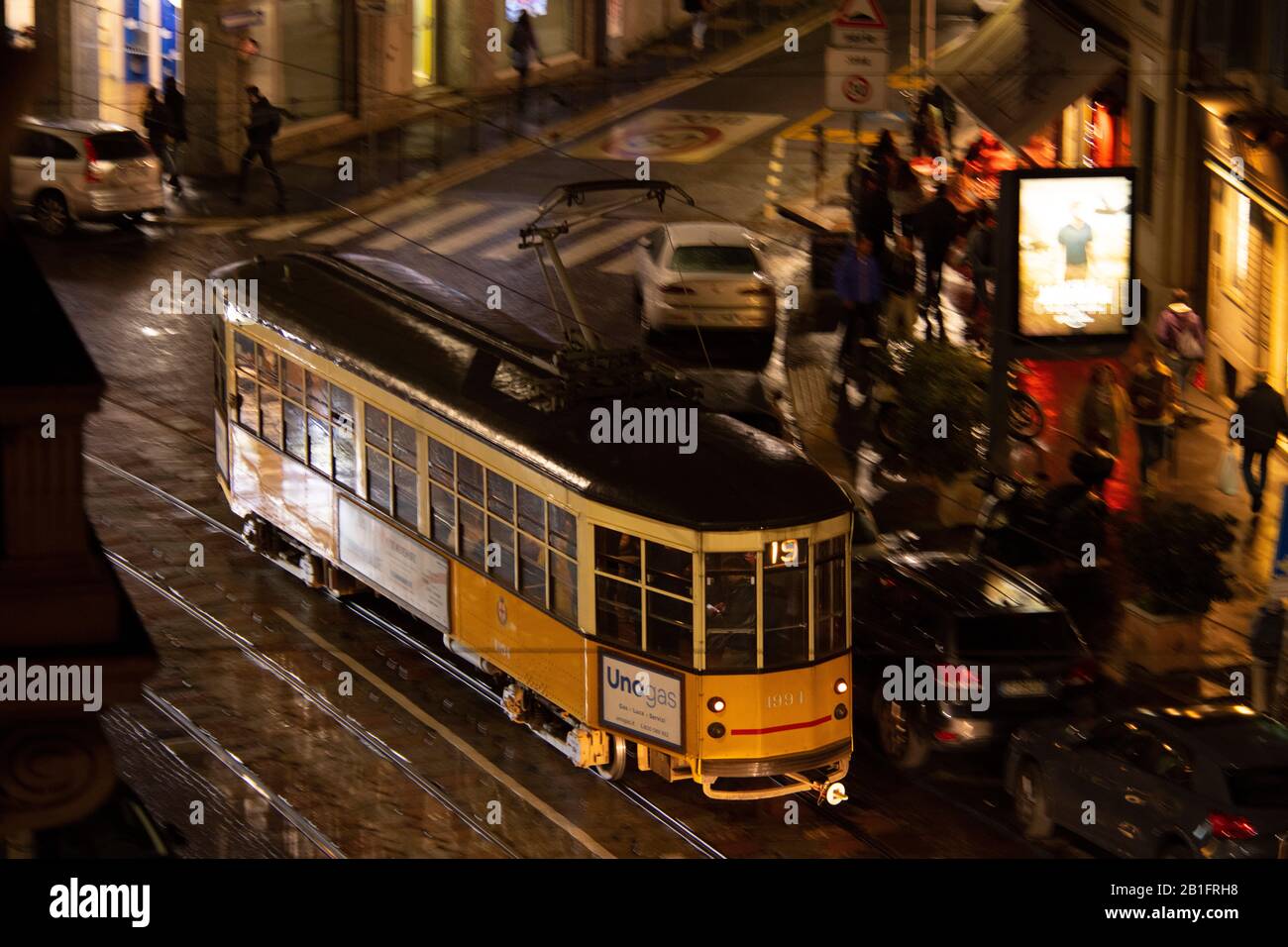 Eine alte elektrische Straßenbahn nachts auf Corso Magenta im Zentrum Mailands, Lombardei, Italien, Europa Stockfoto