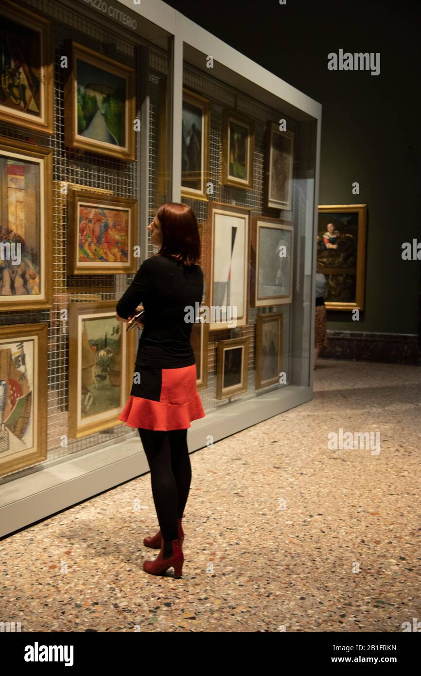 Eine stilvoll gekleidete Frau, die Gemälde in der Pinacoteca di Brera, Mailand, Lombardei, Italien, Europa betrachtet Stockfoto