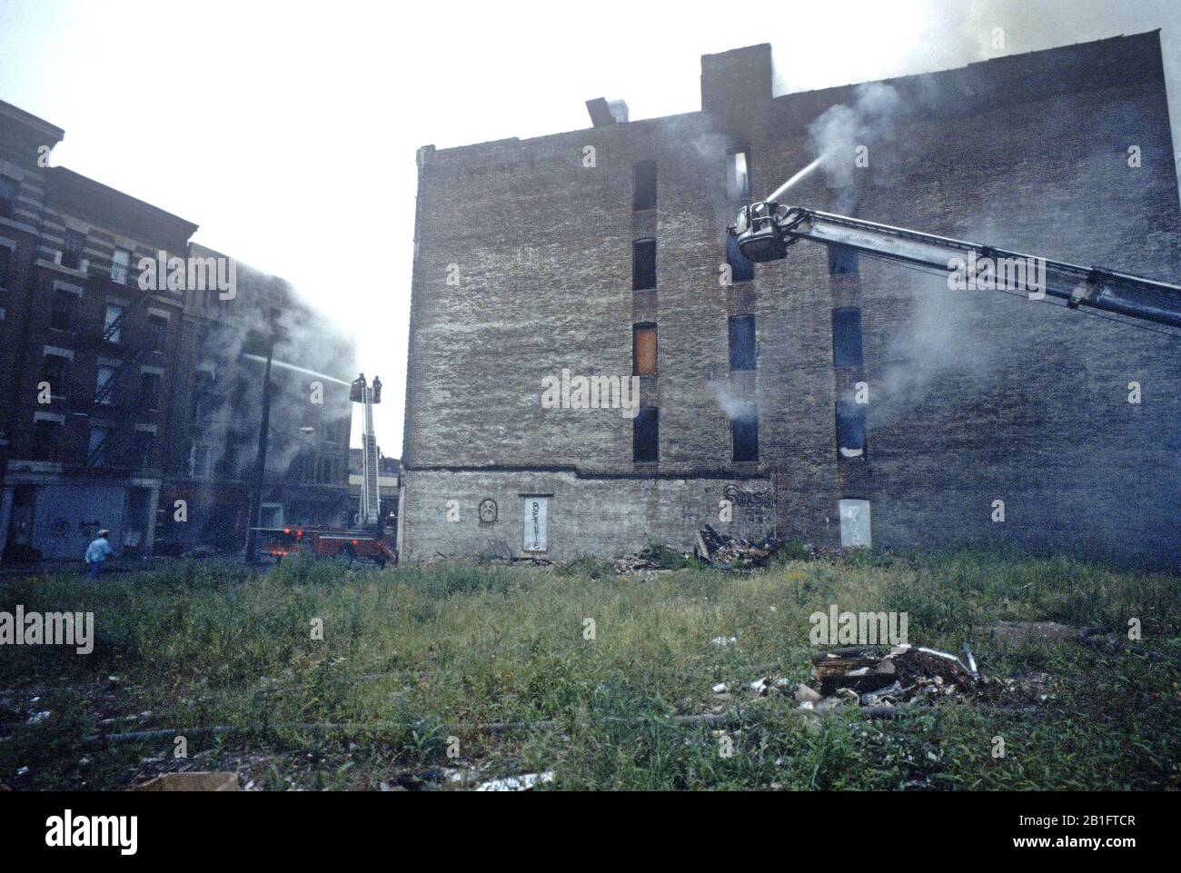 New York Ciy Fieman bekämpft Feuer in Mietshäusern, South Bronx, New York City Stockfoto