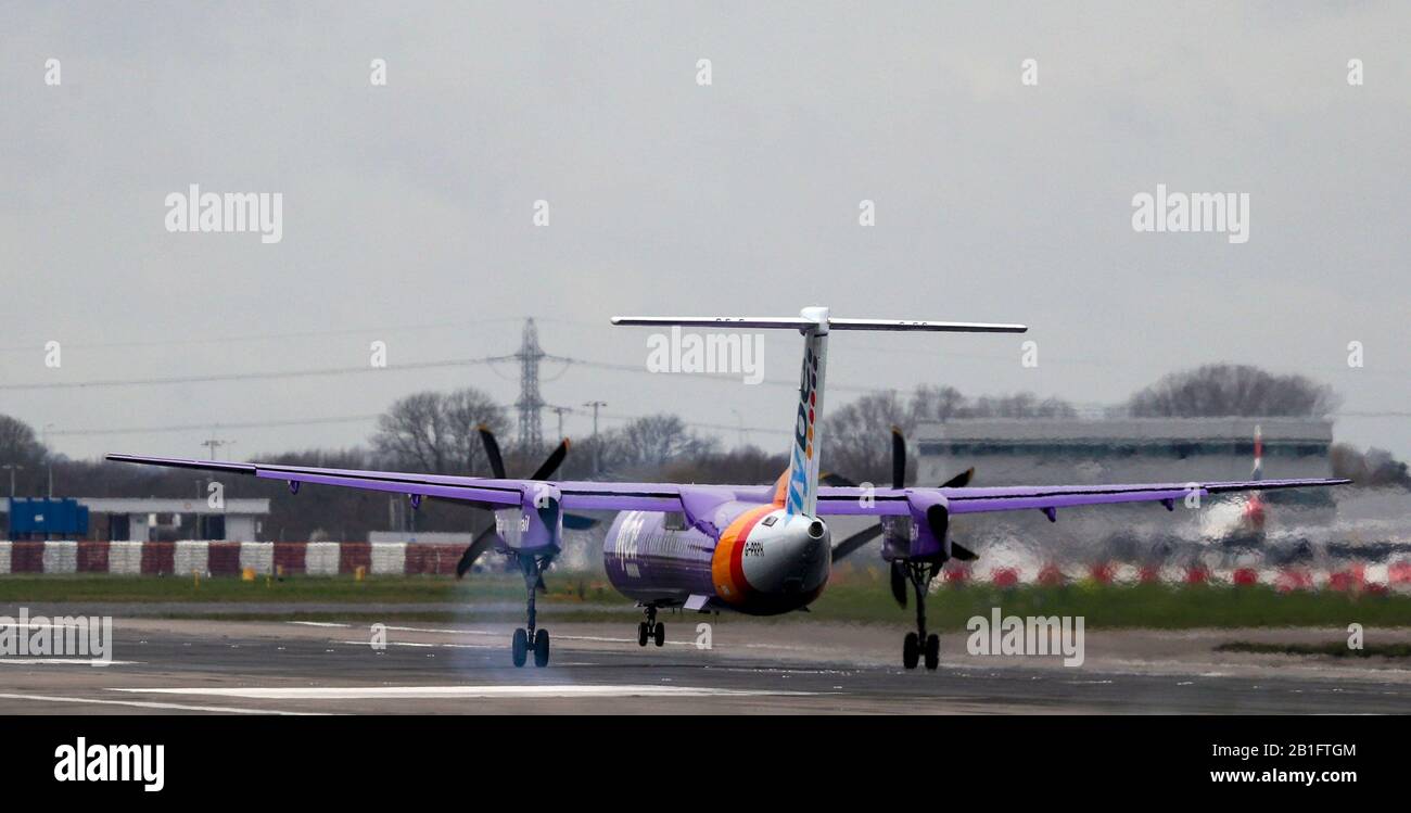 De Havilland Canada Dash 8-400 (G-PRPH) im Besitz von Flybe Lands am Flughafen Heathrow. PA Foto. Bilddatum: Dienstag, 25. Februar 2020. Siehe PA Story . Der Lichtbildkredit sollte lauten: Steve Parsons/PA Wire Stockfoto