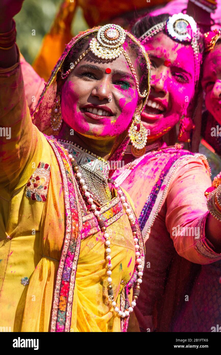 Jaipur, INDIEN - 21. MÄRZ 2019: Volkstänzer, die auf dem Dhulandi-Festival auftreten. Ein Holi 'Festival der Farbe'. Stockfoto