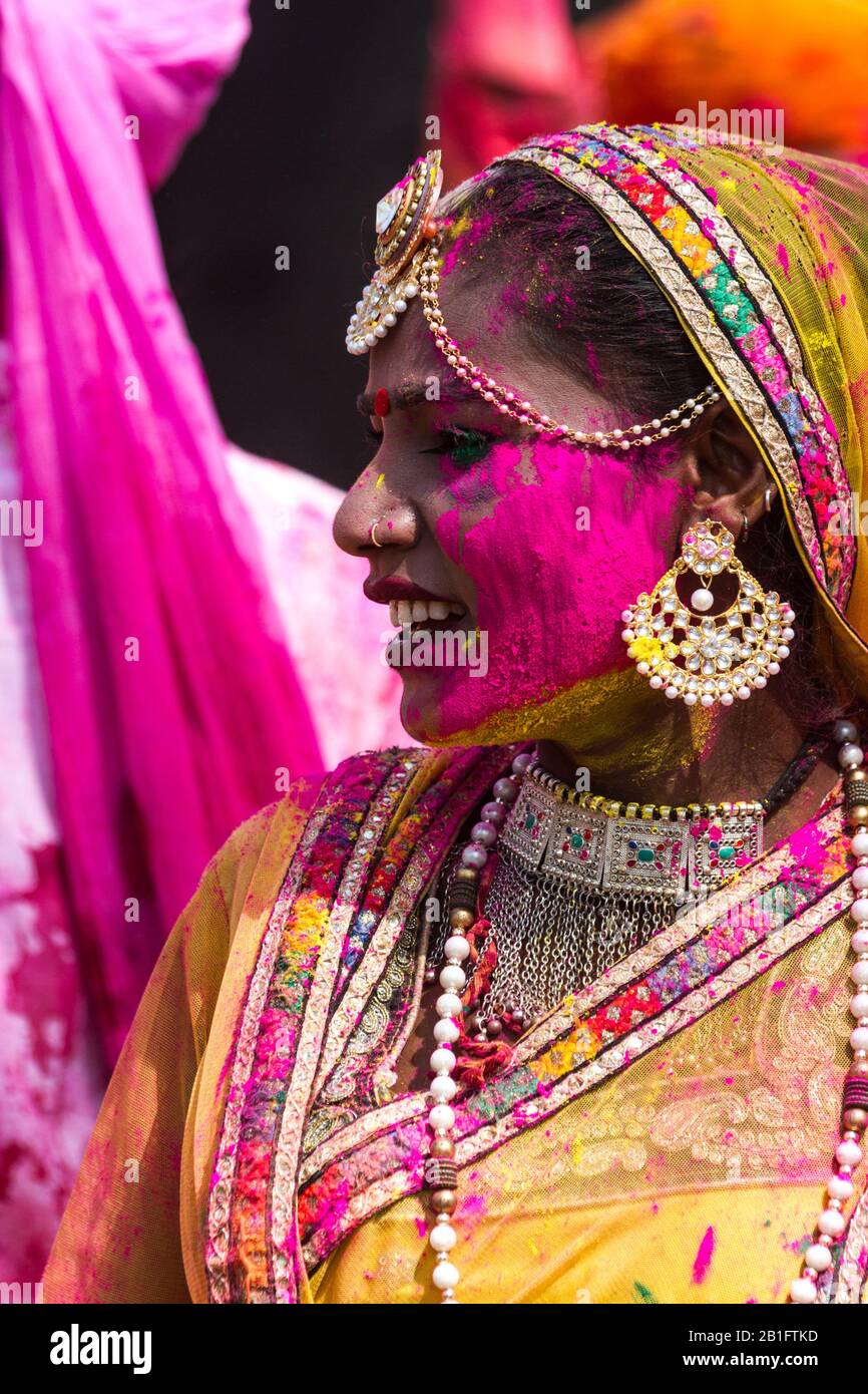 Jaipur, INDIEN - 21. MÄRZ 2019: Volkstänzer, die auf dem Dhulandi-Festival auftreten. Ein Holi "Festival of Color"-Event. Stockfoto