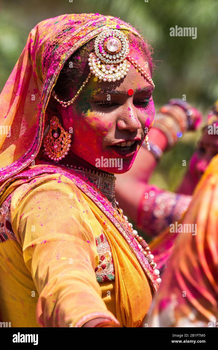 Jaipur, INDIEN - 21. MÄRZ 2019: Folktänzer, die auf dem Dhulandi Festival auftreten - ein Holi 'Festival of Color' Event. Stockfoto