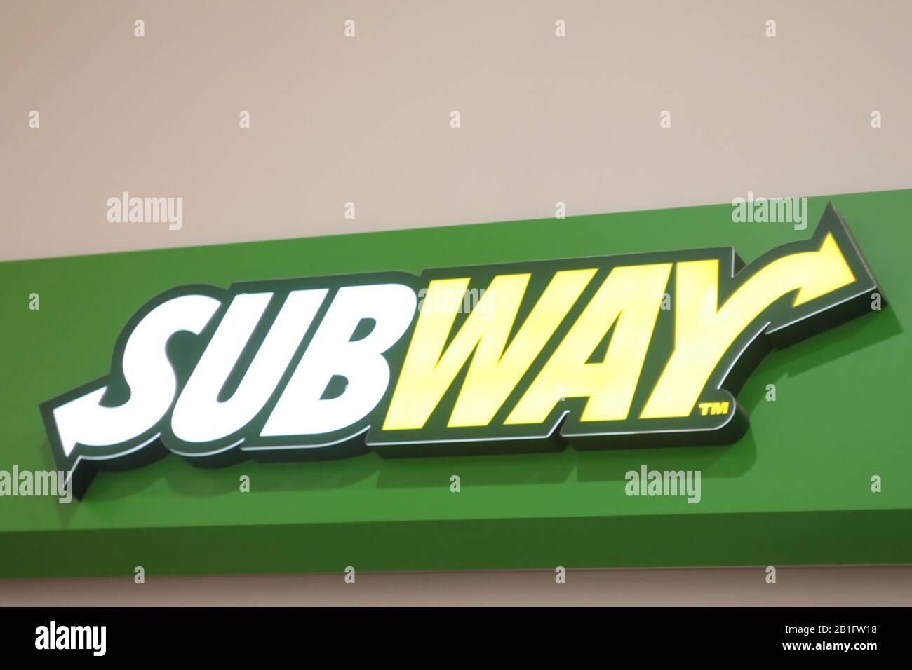 04.01.2020 Syktyvkar, Russland, U-Bahn-Schild in einem Einkaufszentrum, Fast-Food-Restaurant. Stock-Foto für Web und Print. Stockfoto