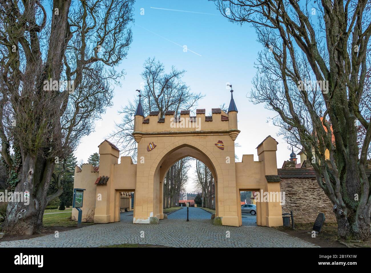 Zruc nad Sazavou, Tschechien - Haupttor der schönen gotischen Burg in Zruc nad Sazavou im Winter. Mittelböhmen, Tschechien. Stockfoto