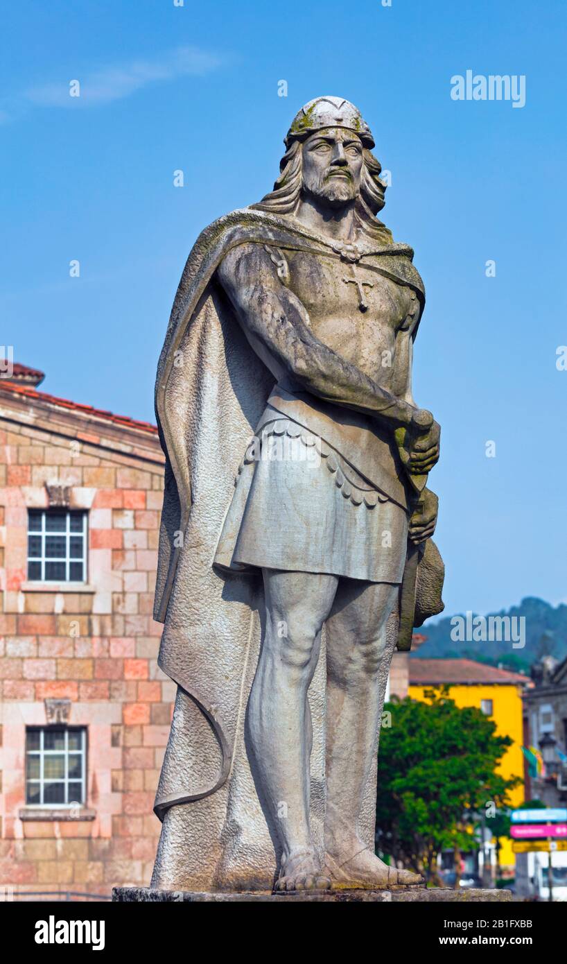 Statue des Pelagius von Asturien, auf Spanisch als Pelayo bekannt, vor Iglesia de Nuestra Señora de la Asunción de Santa María oder der Liebfrauenkirche Stockfoto