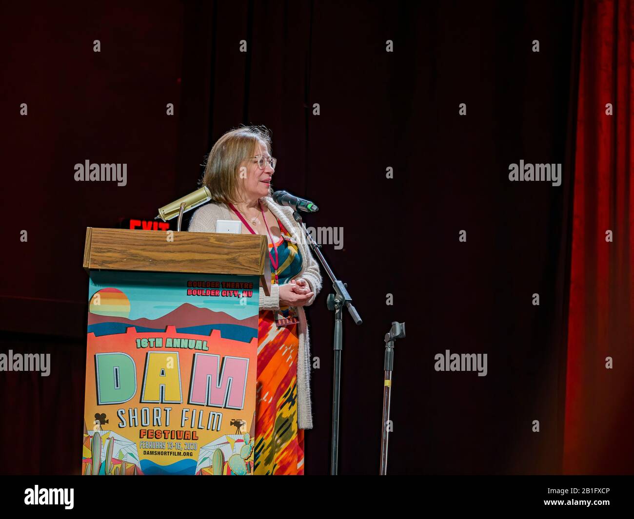 Boulder City, 16. FEBRUAR: Frau sagt etwas über das Dam Short Film Festival im Boulder Theater am 16. FEBRUAR 2020 in Boulder City, Nevada Stockfoto