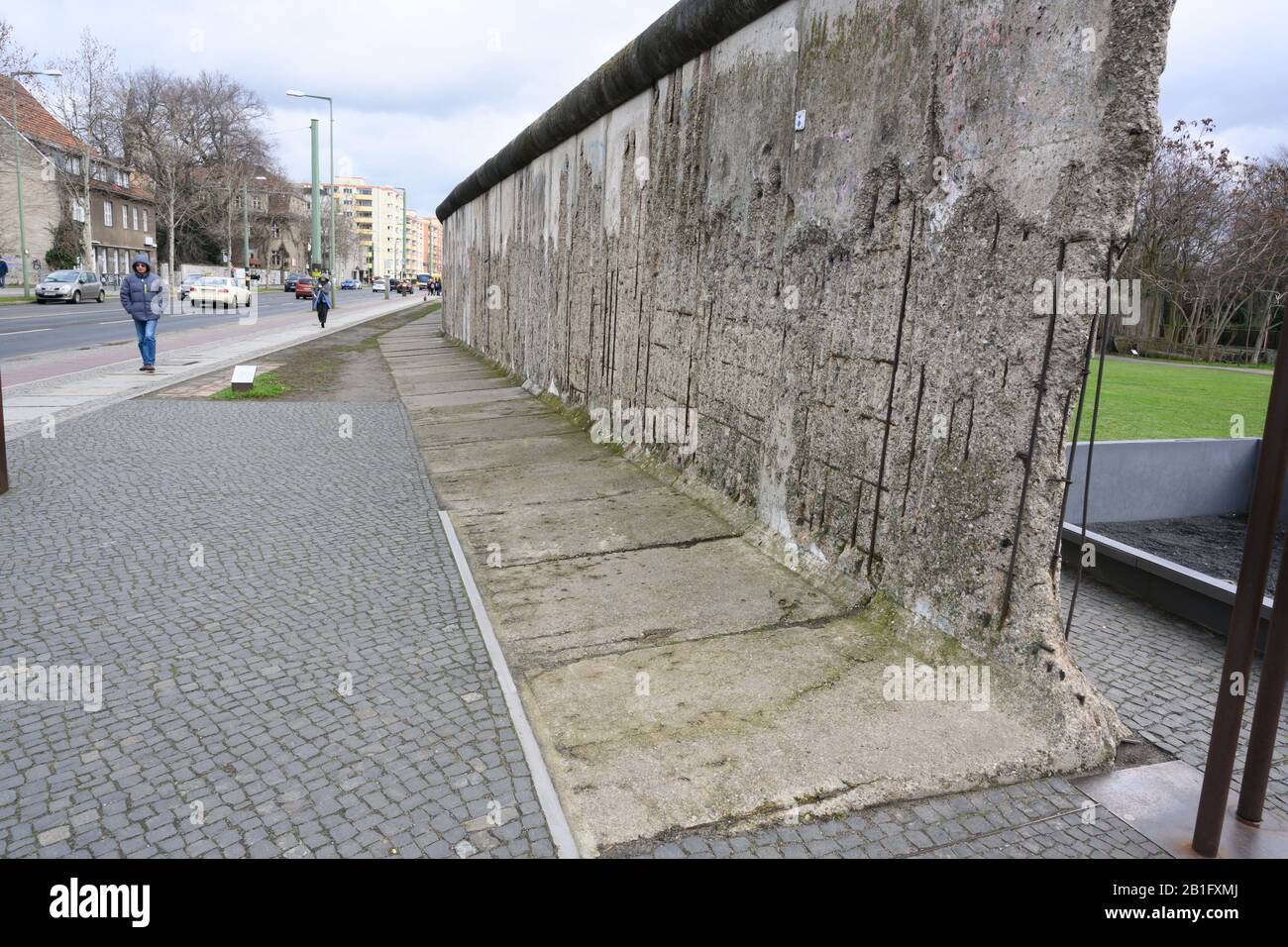 Erhaltener Abschnitt der Berliner Mauer, der an die Menschen erinnert, die bei der Flucht ums Leben gekommen sind, Berauer Straße Stockfoto