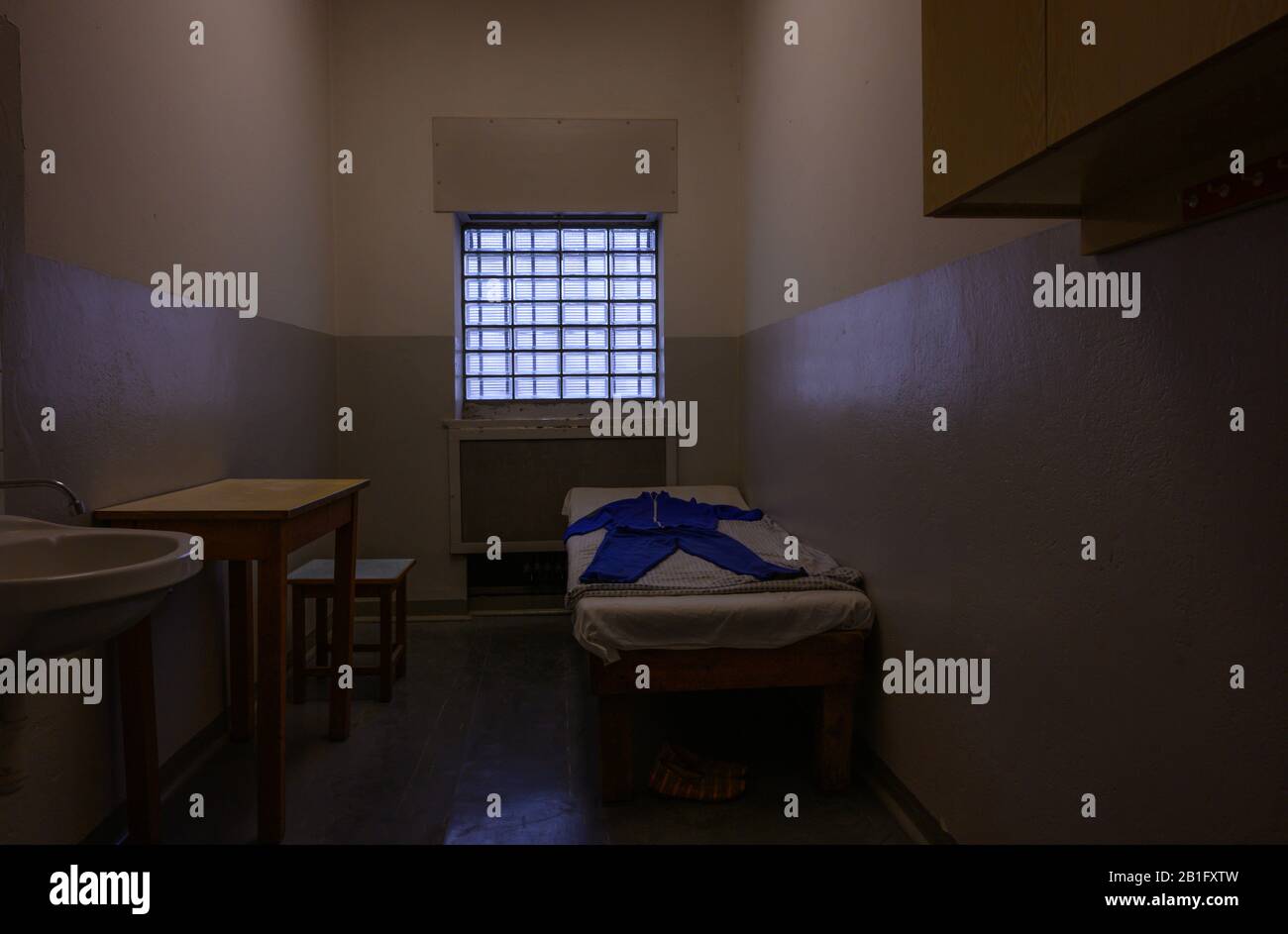 Zelle mit Gefängnisuniform im Bett, STASI-GEFÄNGNIS Ost-Berlin, Deutschland Stockfoto
