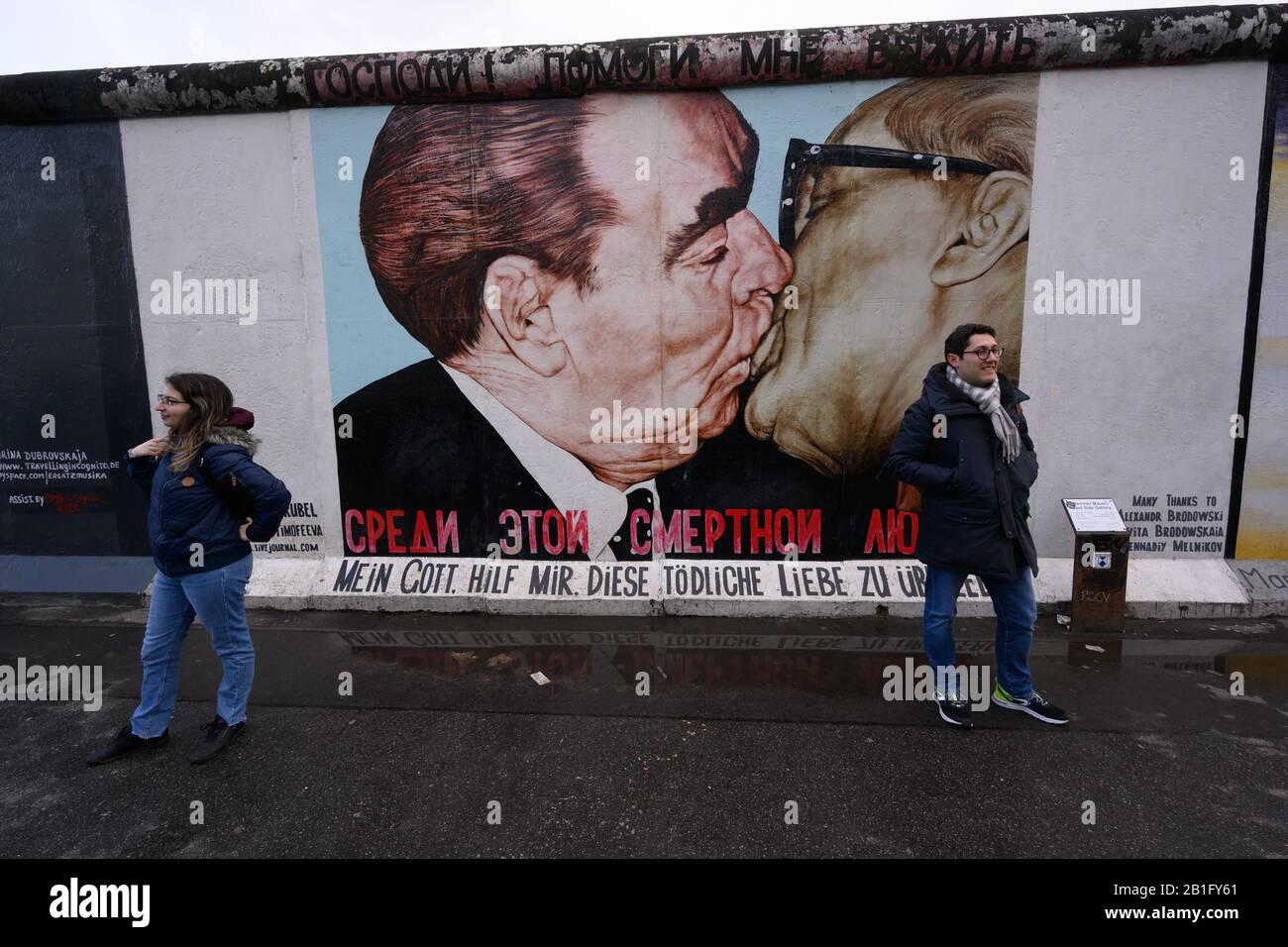 Selfies as Breschnew and Honecker kiss, East Side Gallery Berlin Stockfoto