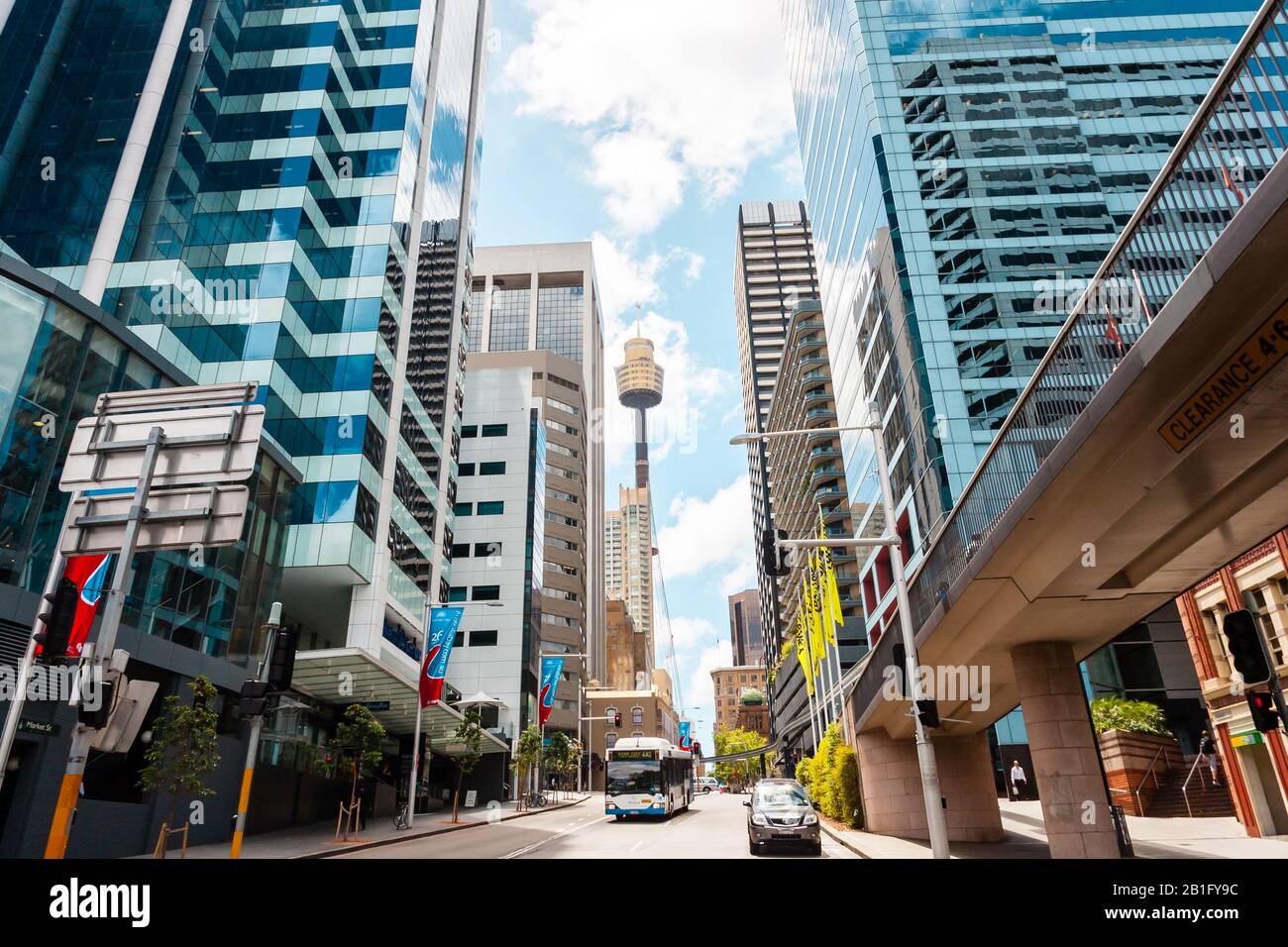 Sydney, Australien - 12 Januar, 2009: Berühmte Sydney Tower Auge, wie Westfield Turm bekannt, zwischen Wolkenkratzer in Sydney Street. Stockfoto