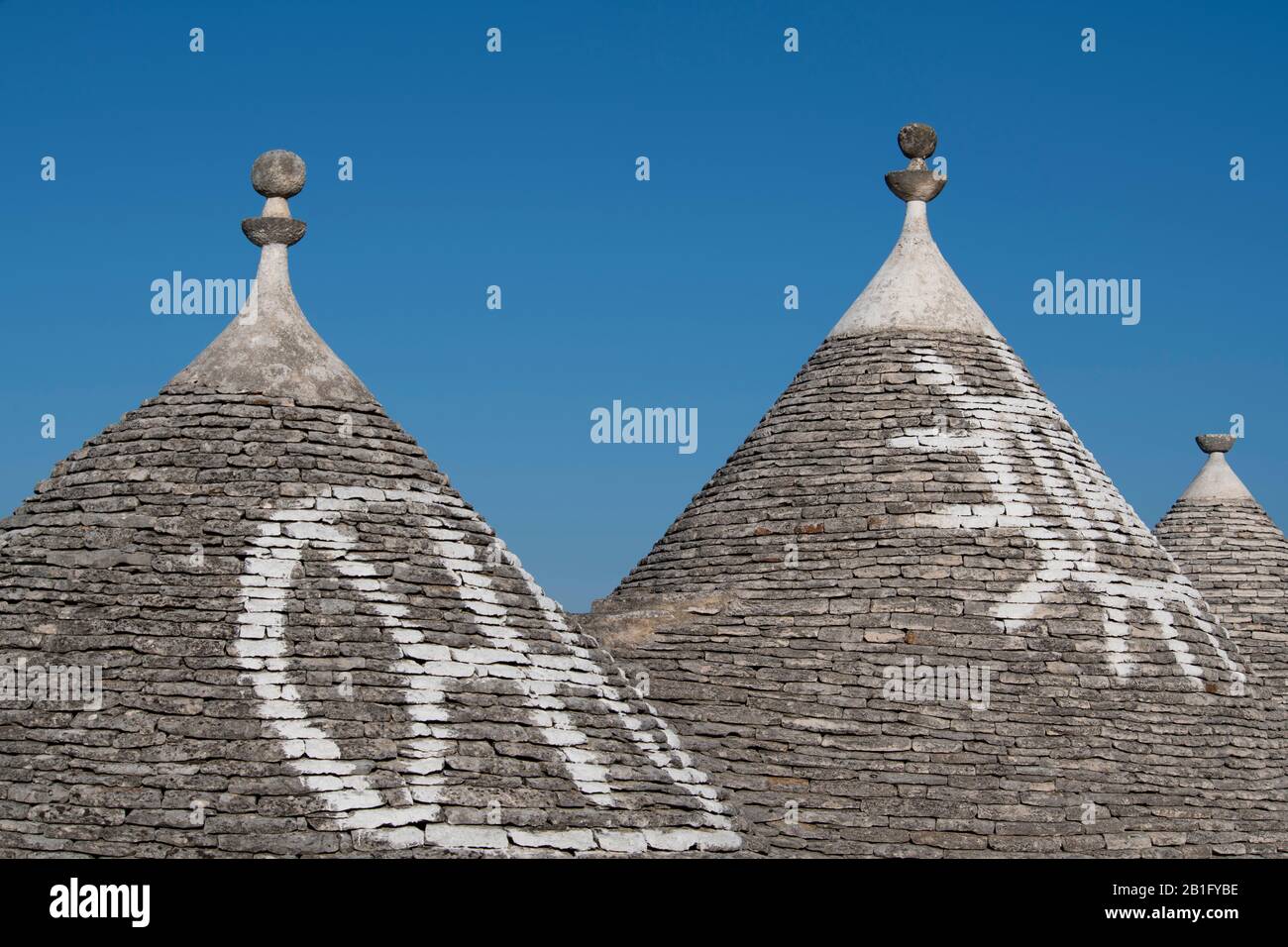 Konisch konische Trockensteindächer auf Trulli, den traditionellen Häusern in Alberobello, Provinz Bari, Apulien, Italien, Europa Stockfoto