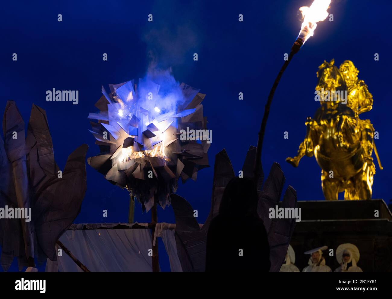 Dresden, Deutschland. Februar 2020. Beim jährlichen Karnevalsumzug "Winterausweisung" wird symbolisch vor dem Goldenen Horseman eine winterrepräsentierte Figur verbrannt. Kredit: Robert Michael / dpa-Zentralbild / dpa / Alamy Live News Stockfoto