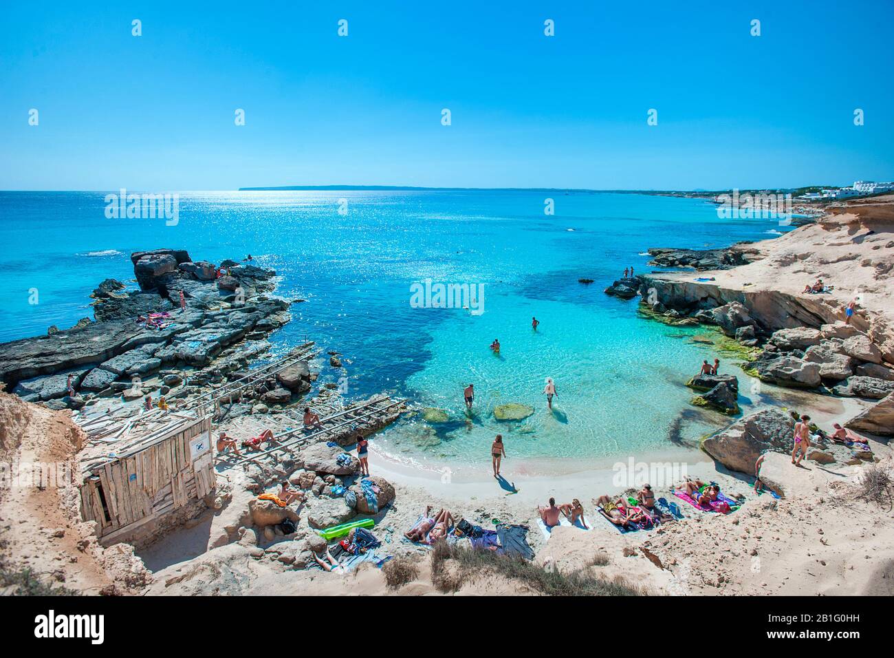 Kleiner Strand in der Bucht es Calo des Mort, Formtera, Balearen, Spanien Stockfoto