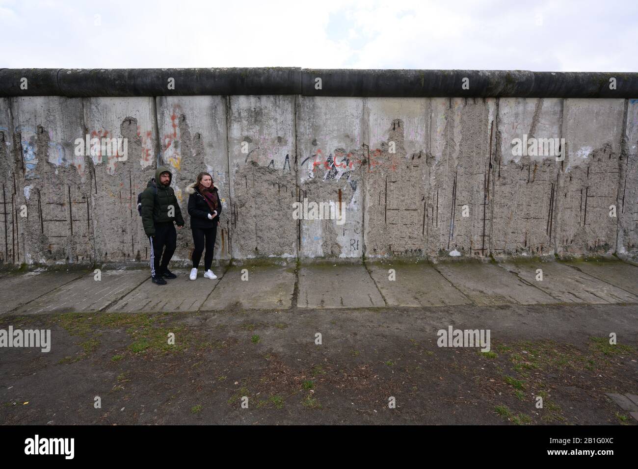 Erhaltener Abschnitt der Berliner Mauer, der an die Menschen erinnert, die bei der Flucht ums Leben gekommen sind, Berauer Straße Stockfoto
