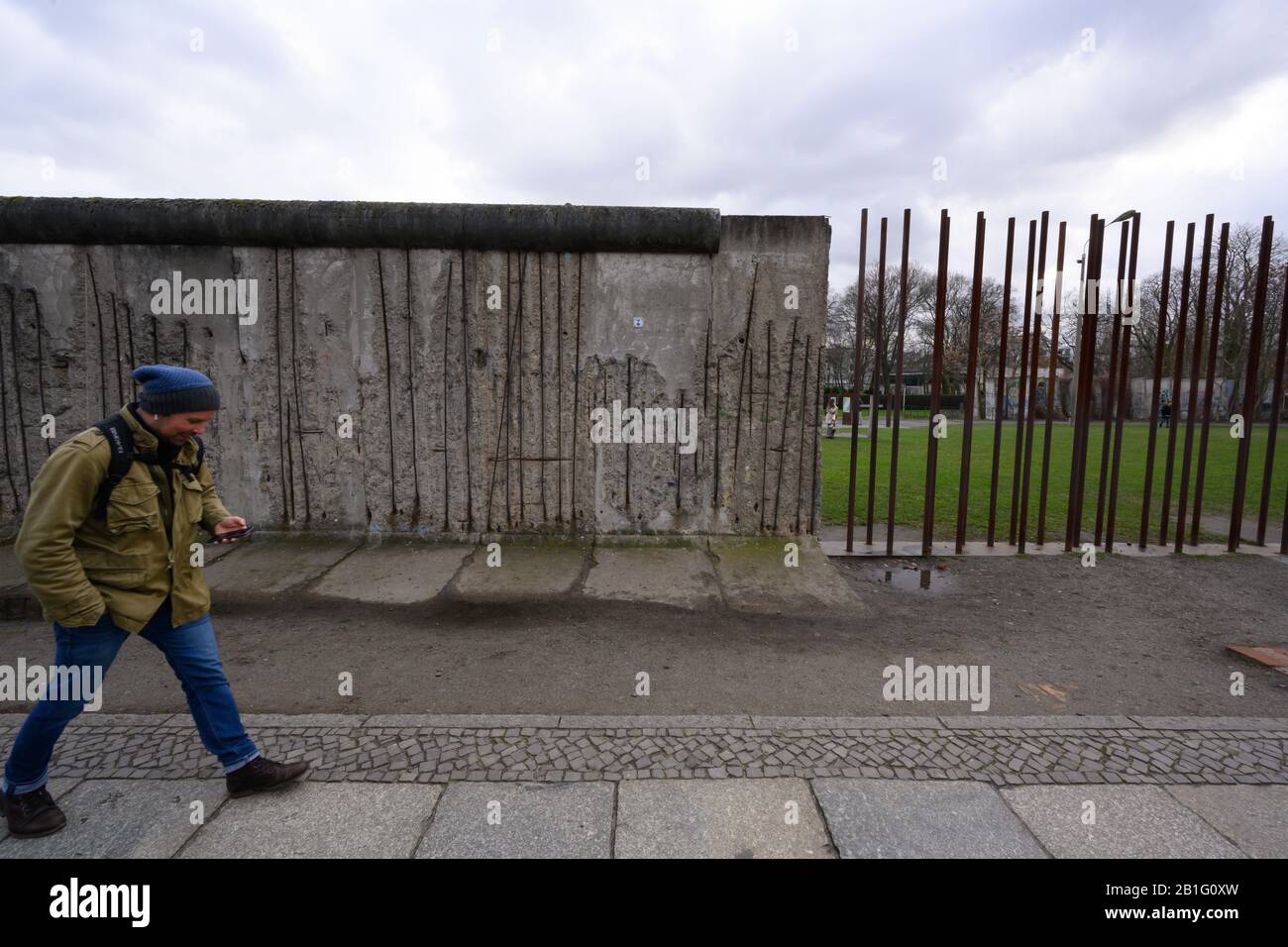 Erhaltener Abschnitt der Berliner Mauer, der an die Menschen erinnert, die bei der Flucht ums Leben gekommen sind, Berauer Straße Stockfoto