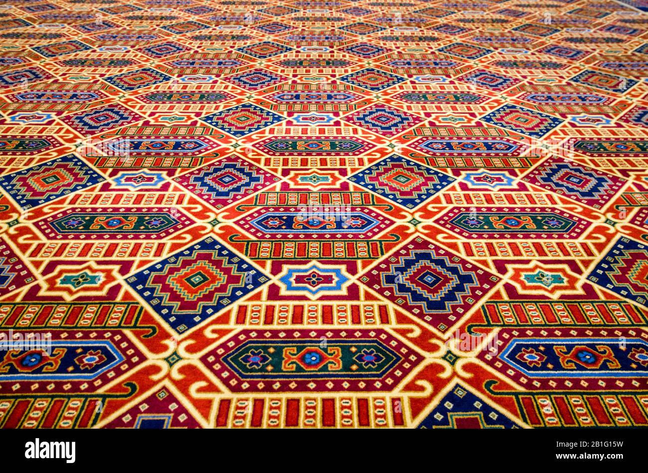 Farbenfroher, strukturierender Teppich, Fokus auf Vordergrund mit abnehmender Perspektive. Stockfoto