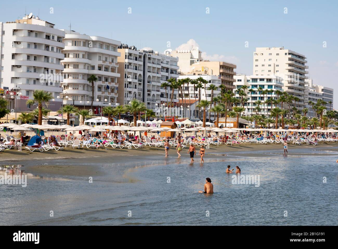 Touristen am Strand von Finikoudes, Larnaca, Zypern. Stockfoto