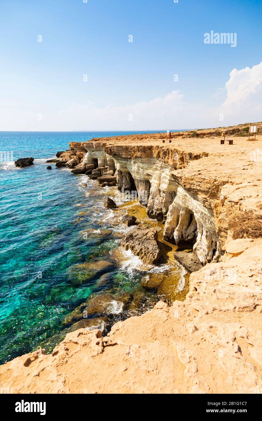 Die Meereshöhlen am Kap Greco, Kava Gkreko, Ayia Napa, Zypern. Stockfoto