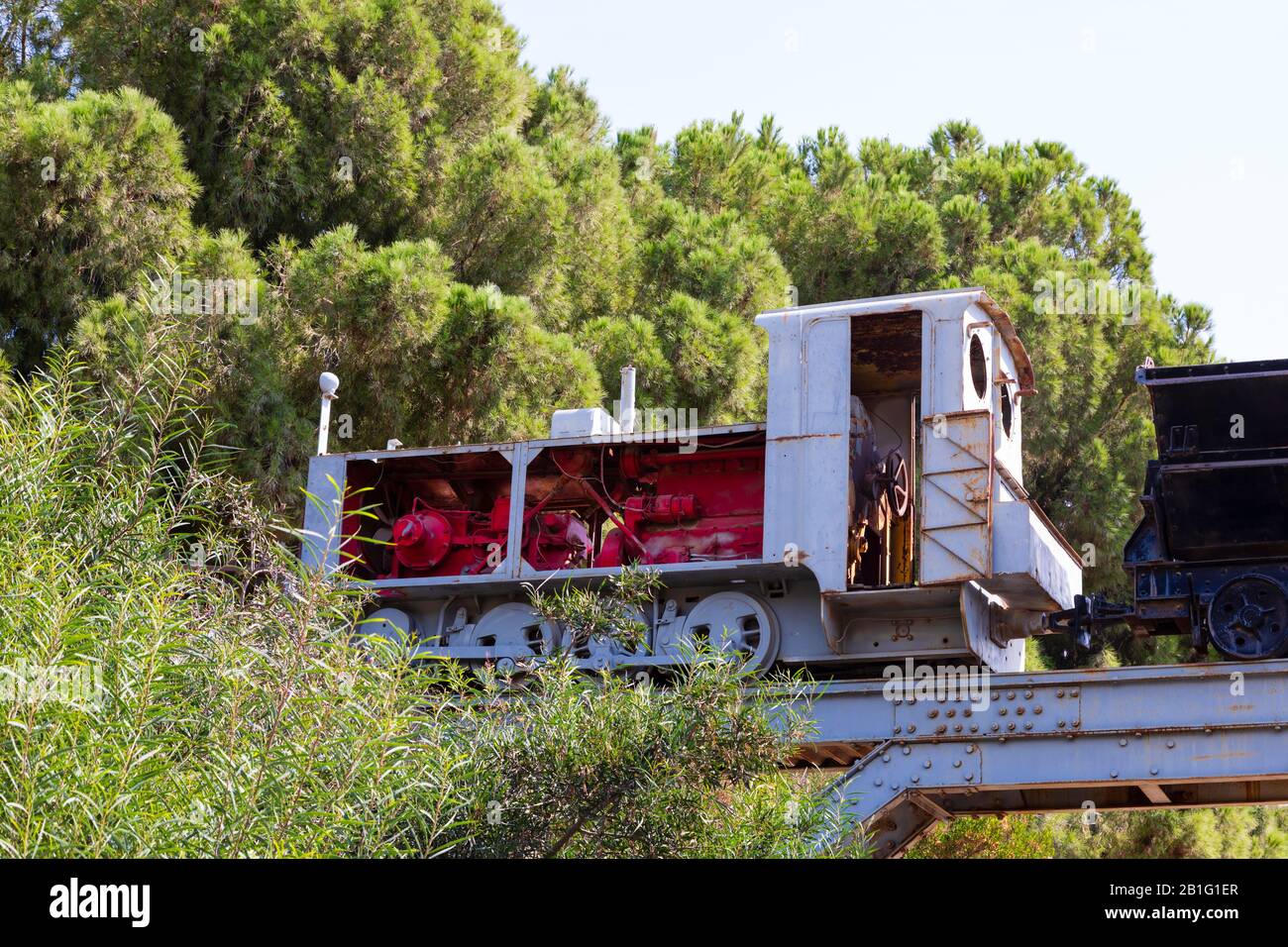 Alter Bergbauzug und Lastwagen auf einer Brücke über ein trockenes Flussbett bei Kalavasos Dorf. Zypern. Stockfoto