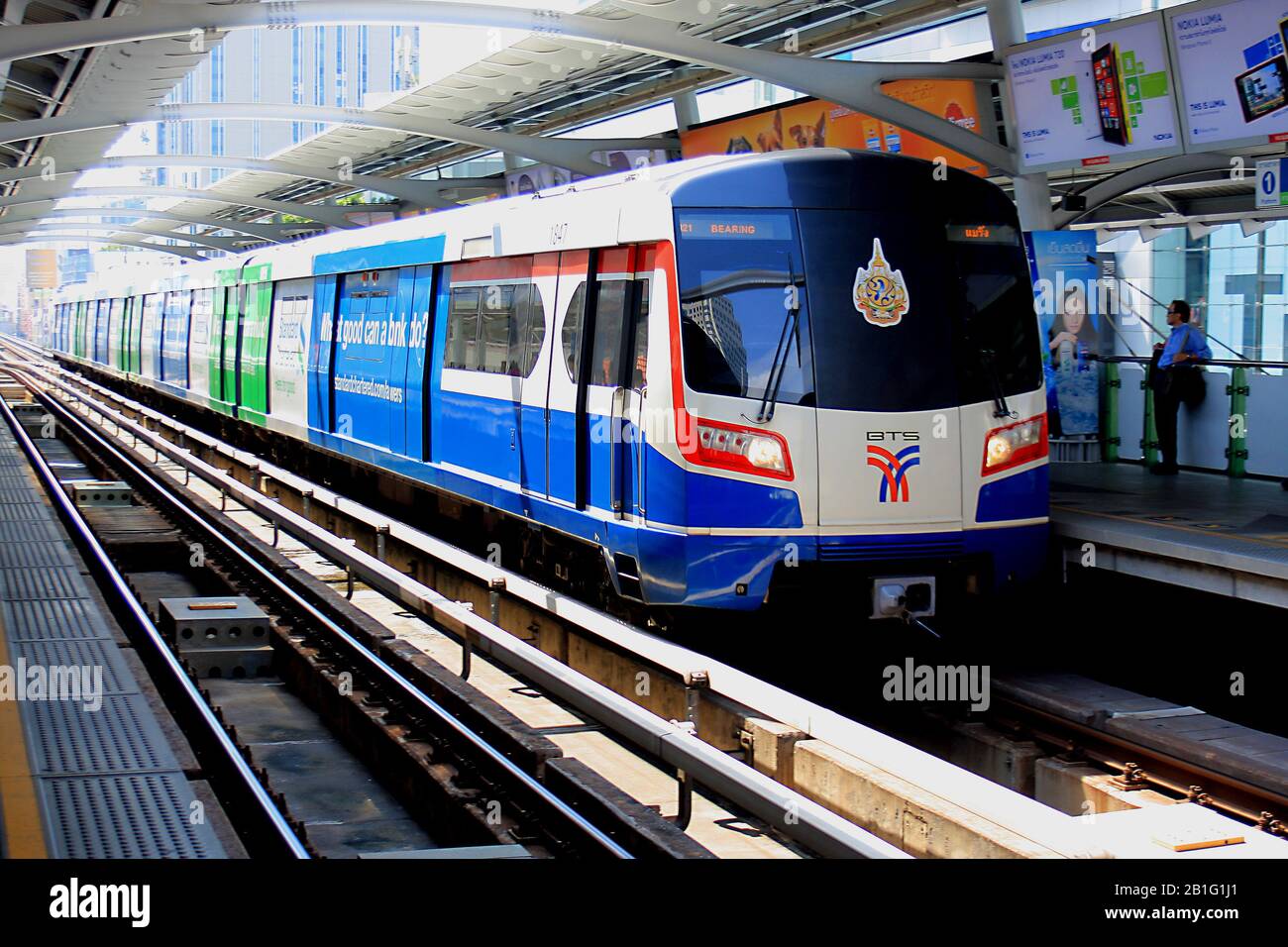 Der BTS Skytrain am Bahnhof Asok in Bangkok Stockfoto