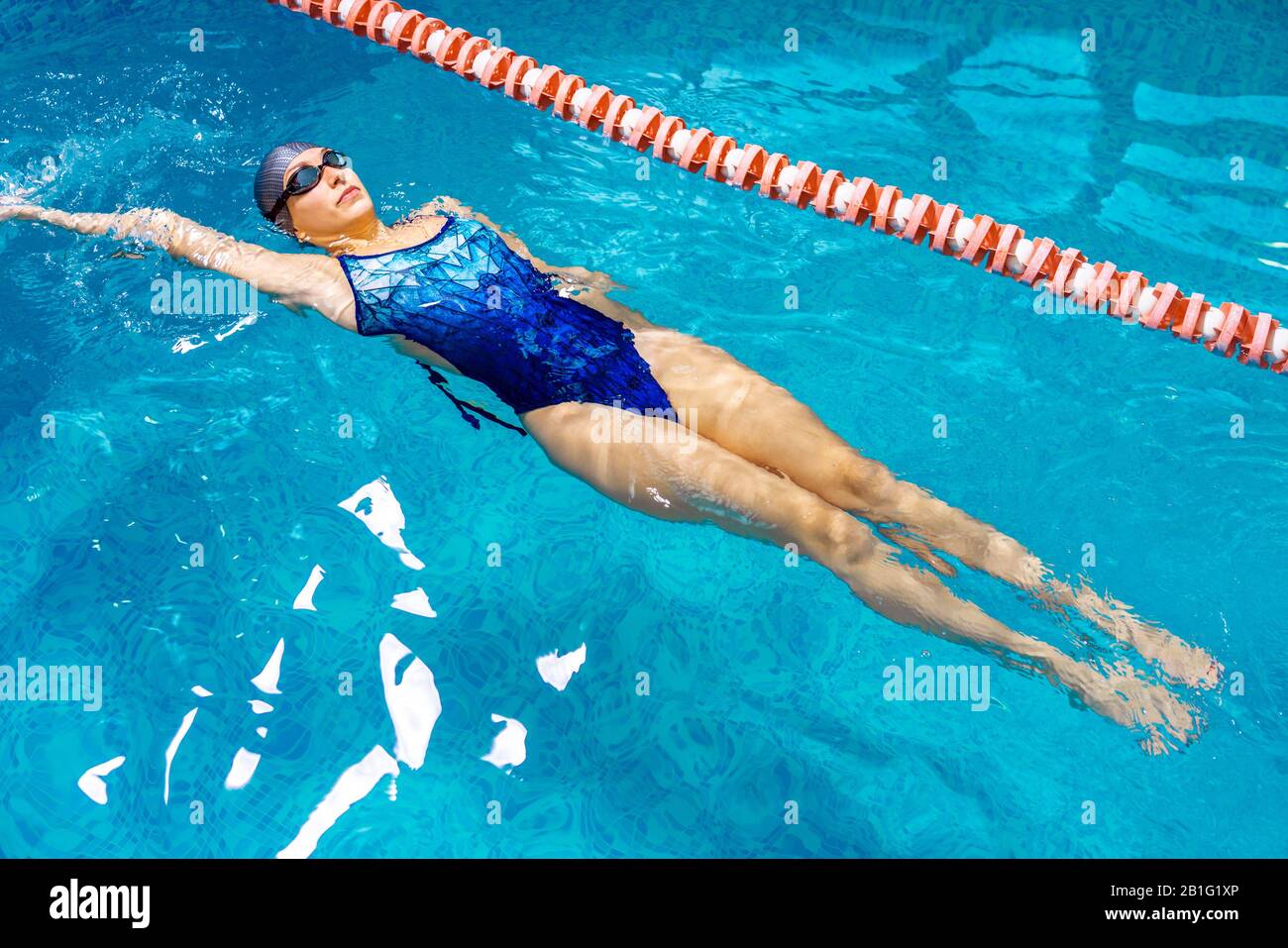 Junge Profi-Schwimmerin schwimmend im Hallenbad Stockfoto
