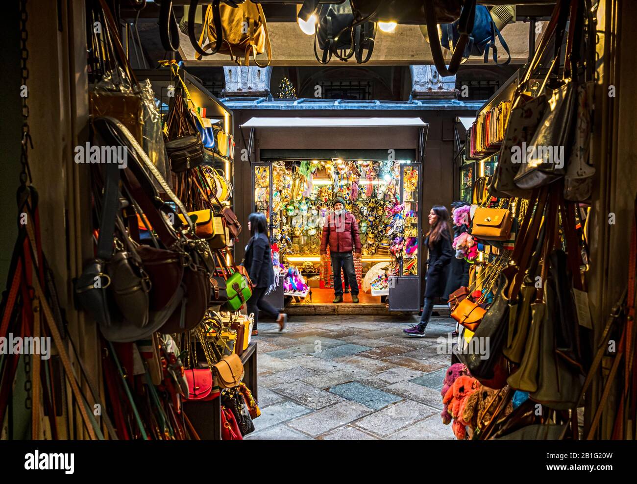Venedig 23.02.2020: Die Stadt Venedig ist voll von kleinen Geschäften mit Souvenirs, Masken und Taschen, die sich im Besitz von Vielvölkerern befinden, die aus Allove kommen Stockfoto