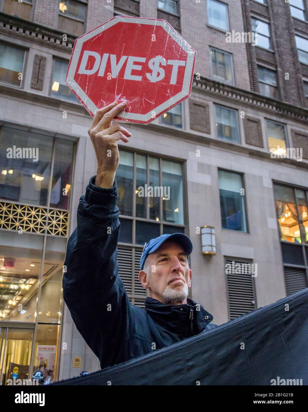 New York, USA. Februar 2020. New Yorker und Aktivisten der Stop the Money Pipeline Coalition versammelten sich am 25. Februar 2020 vor der JP Morgan Zentrale in New York während des Investor-Day der Chase Bank, der Chase forderte, seine massive Finanzierung der fossilen Brennstoffe zu beenden. (Foto von Erik McGregor/Sipa USA) Credit: SIPA USA/Alamy Live News Stockfoto