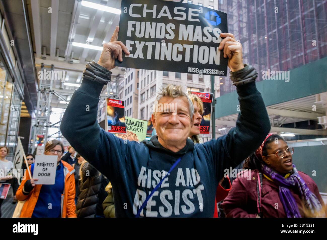 New York, USA. Februar 2020. New Yorker und Aktivisten der Stop the Money Pipeline Coalition versammelten sich am 25. Februar 2020 vor der JP Morgan Zentrale in New York während des Investor-Day der Chase Bank, der Chase forderte, seine massive Finanzierung der fossilen Brennstoffe zu beenden. (Foto von Erik McGregor/Sipa USA) Credit: SIPA USA/Alamy Live News Stockfoto