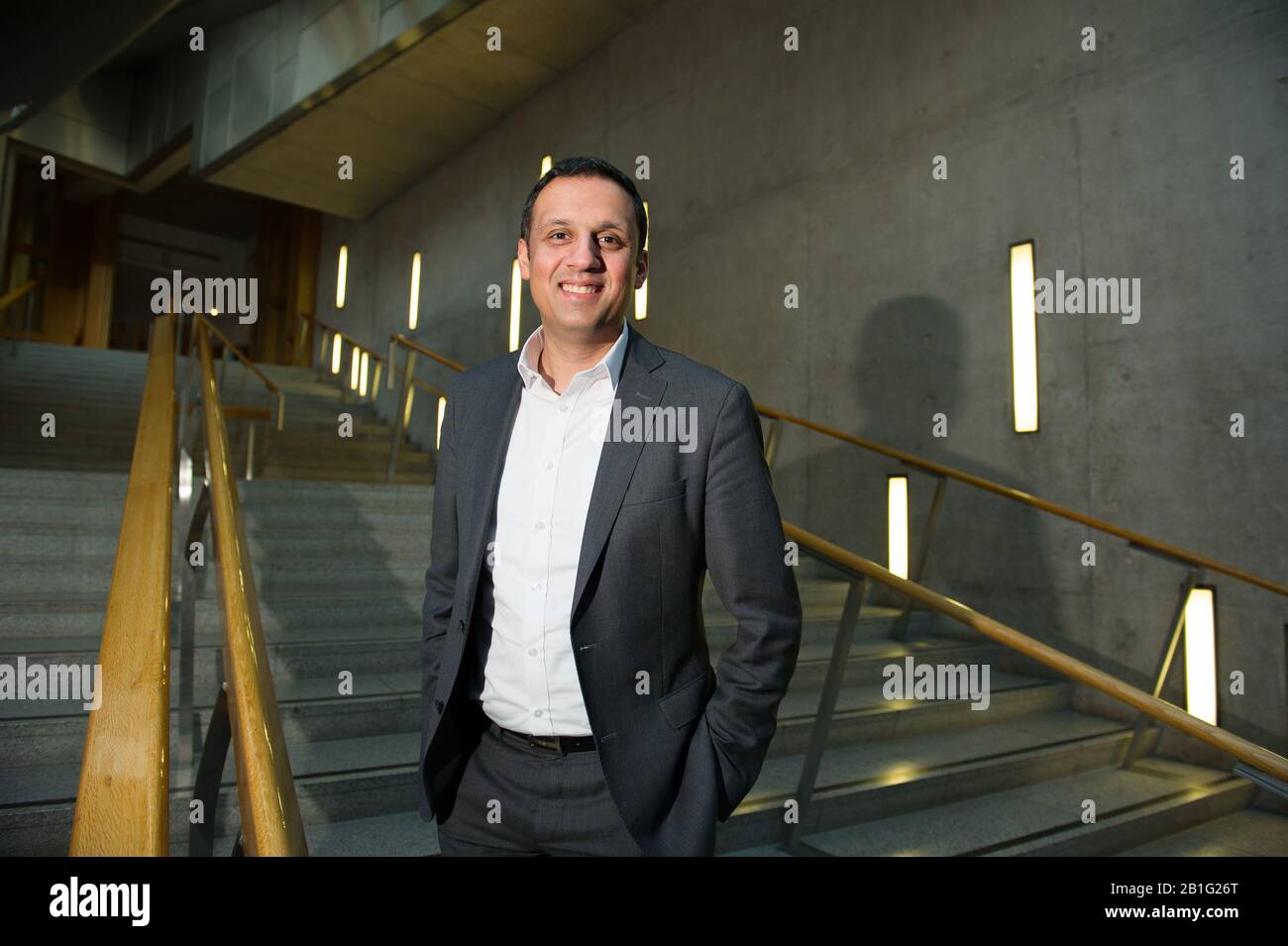 Edinburgh, Großbritannien. Februar 2020. Bild: Anas Sarwar MSP - Mitglied der Region Glasgow und MSP der Scottish Labour Party. Auf den Stufen der Gartenlobby des schottischen Parlaments zu sehen. Kredit: Colin Fisher/Alamy Live News Stockfoto