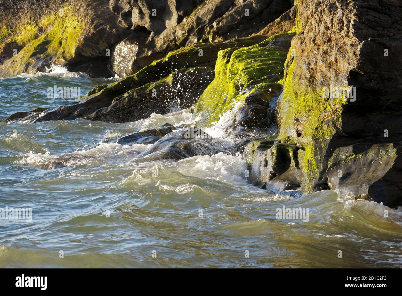 Blick auf die Küste nach Norden entlang der Küste, wo sie auf die felsige Felswand von Penbryn Beach Cardigan Bay West Wales trifft. Stockfoto