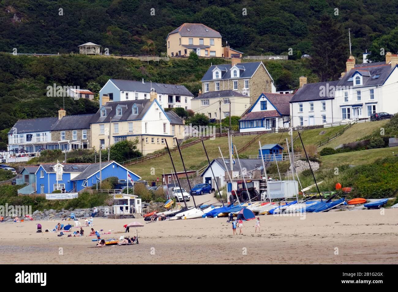 Farbfoto vom Strand zurück zu den Häusern und dem Dorf des beliebten Badeortes Tresaith in Cardigan Bay West Wa Stockfoto