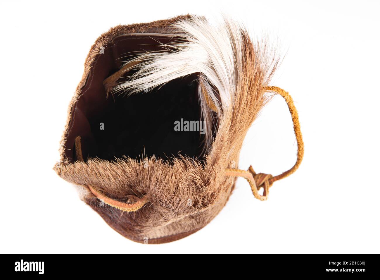 Steinzeit-Handtasche auf weißem Hintergrund Stockfoto